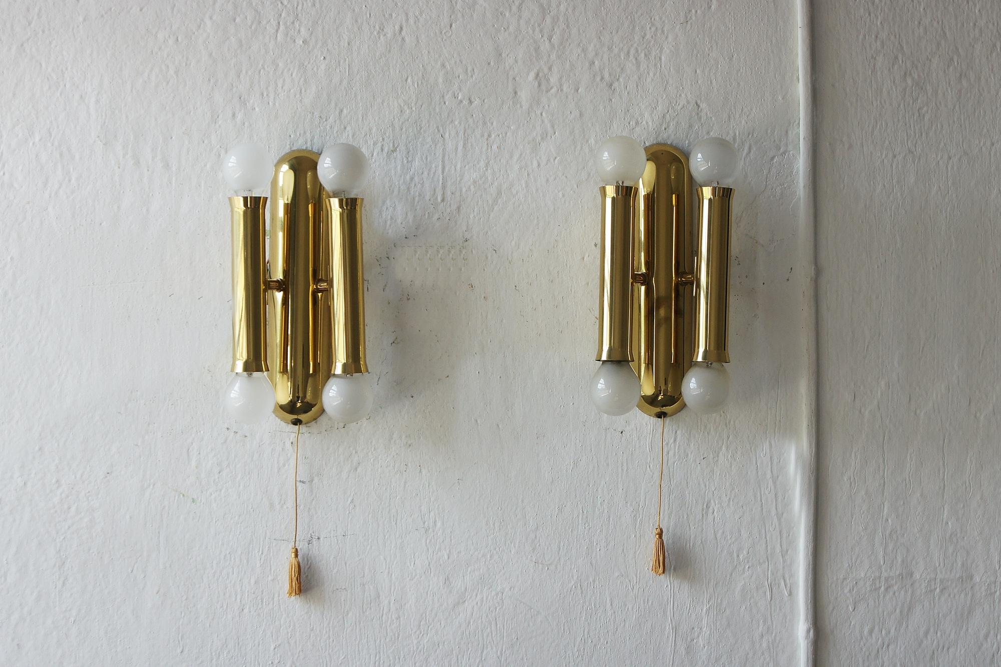 Una splendida coppia di applique in ottone nello stile dell'iconico designer italiano Gaetano Sciolari, noto per la combinazione di eleganza classica e geometria futuristica. Ogni applique è stata realizzata con la massima precisione e attenzione ai