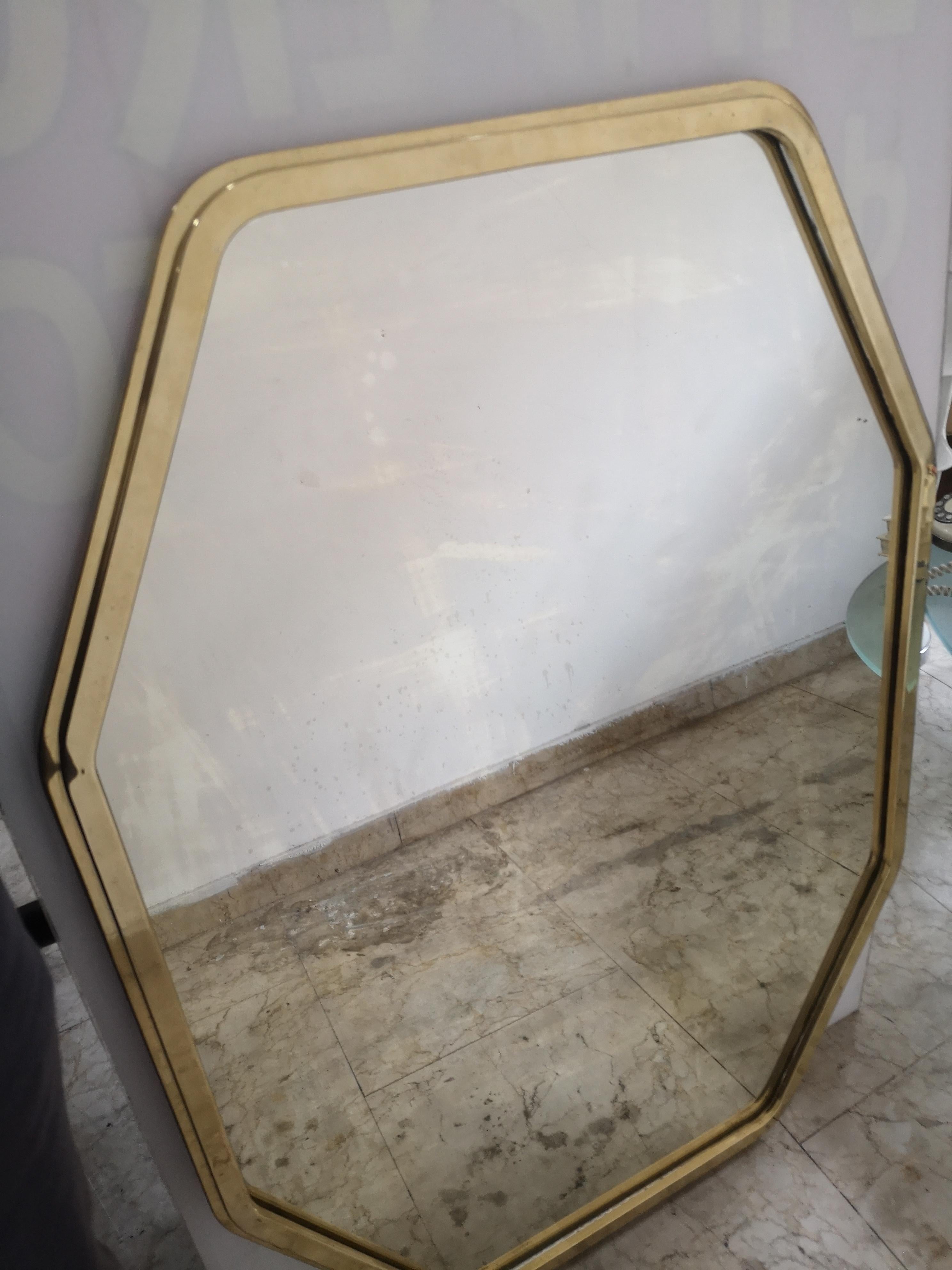 Large brass wall mirror from the 80s
in good condition
The mirror measures:
height 104 cm
width 75 cm
Available for further information

accurate shipping

=========

Large brass wall mirror 1980s
in good condition 

The mirror measures:
in height  