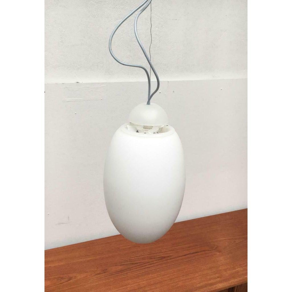 Flos Brera S Pendelleuchte, die Pendelleuchtenversion der Flos Brera Serie von Castiglioni.

Ein sehr schlichter und eleganter Anhänger in Weiß und Grau. Der eiförmige Lampenkörper aus Opalglas hängt an einem feinen Draht. Die markanten grauen