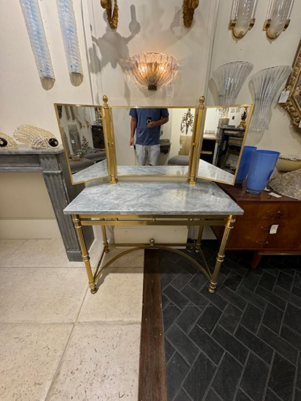 Eleganter Waschtisch aus Bronze und Marmor im Vintage-Stil mit verspiegelter Platte. Perfekt für ein Übergangsdesign. Wunderschön! CIRCA 1940
41b x 19,5d x 55h