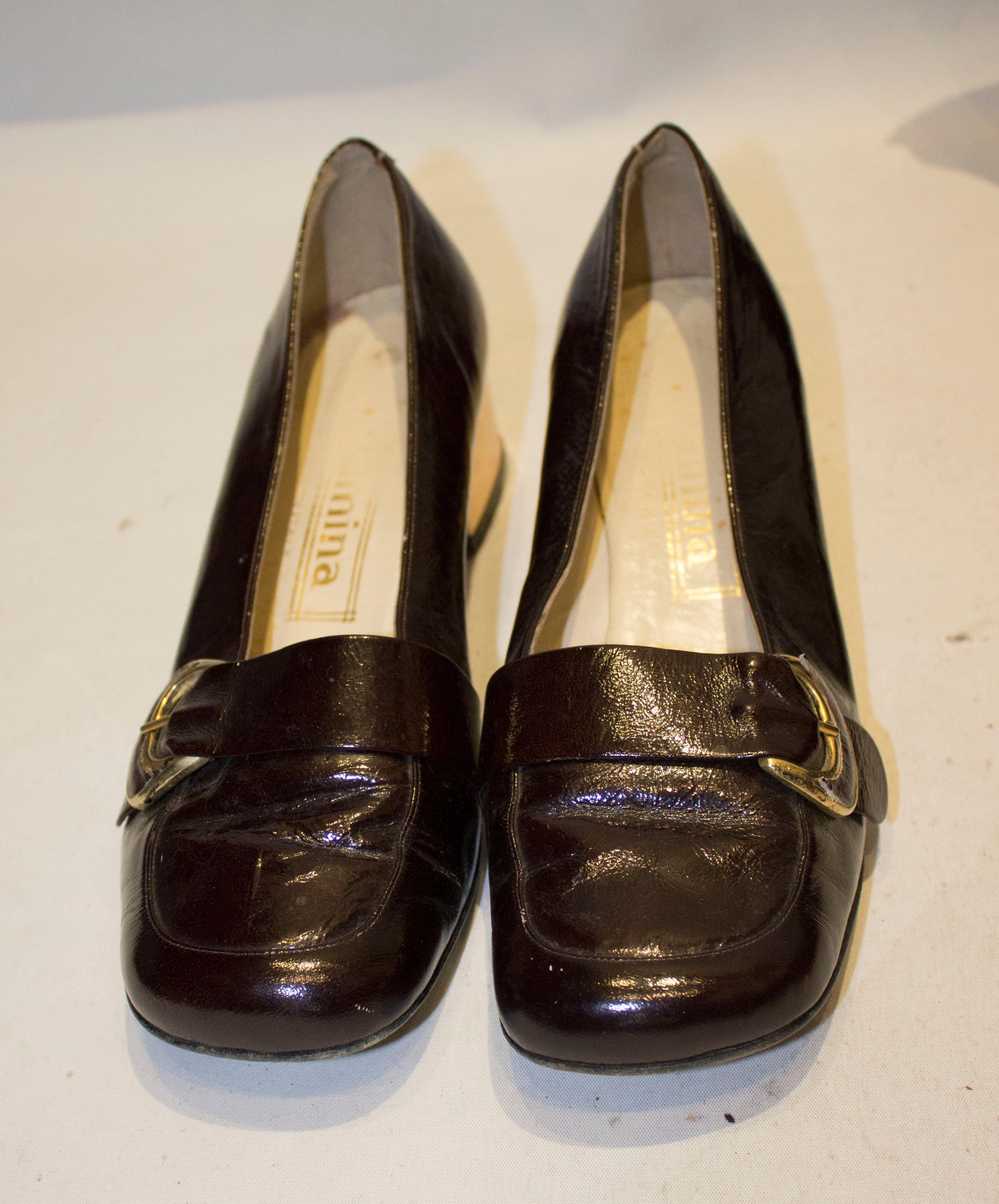 A fun pair of Italian vintage shoes. The  shoes are marked a size 38 1/2, have a 2'' gold heel and a buckle.