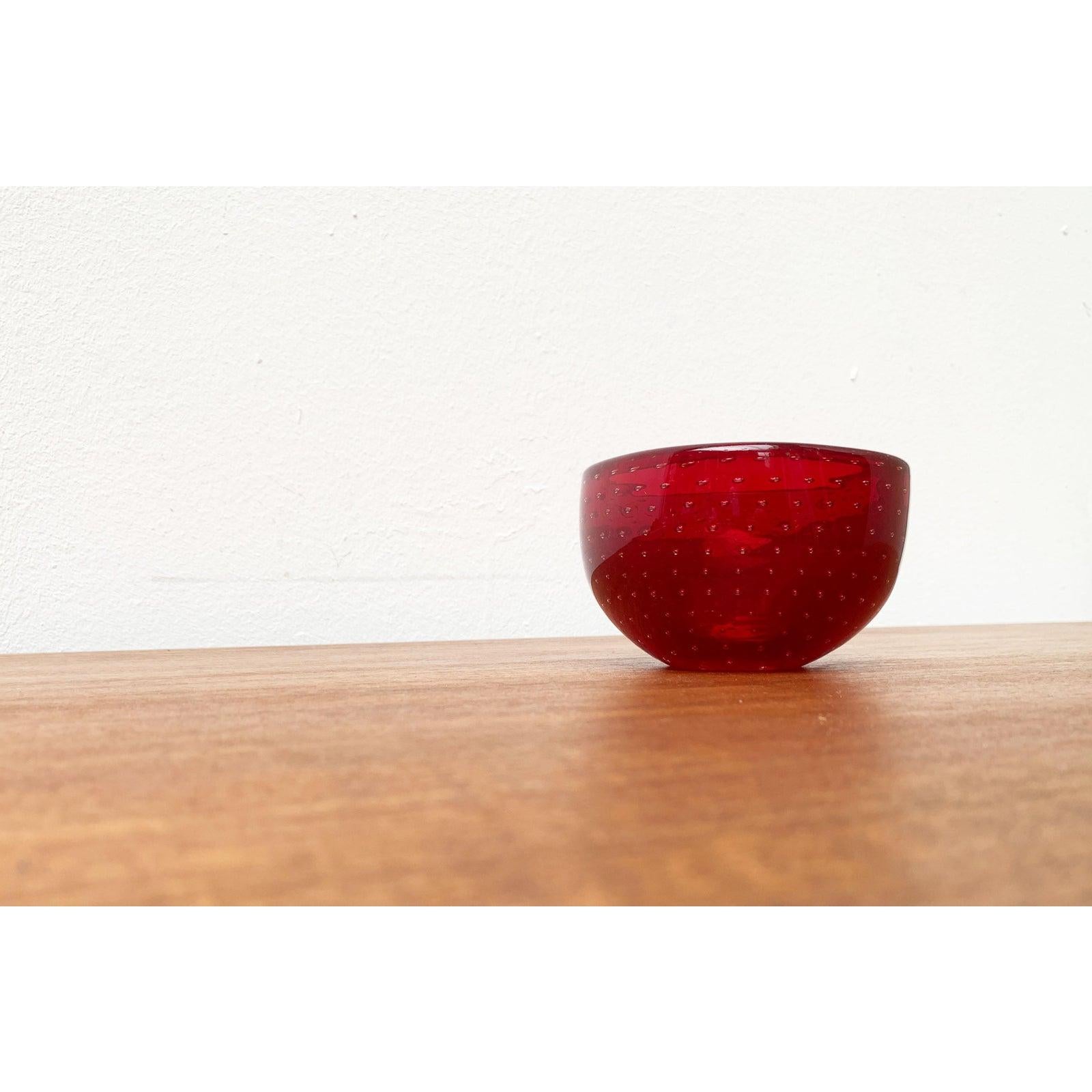 Vintage Bullicante Glass Strawberry Bowl, 1970, en très bon état. Conçu de 1970 à 1979.

Informations complémentaires :
Matériaux : Verre
Couleur : Rouge
Pays d'origine : Italie
Type d'article : Vintage, antique ou d'occasion
Dimensions : 4,72ʺW ×