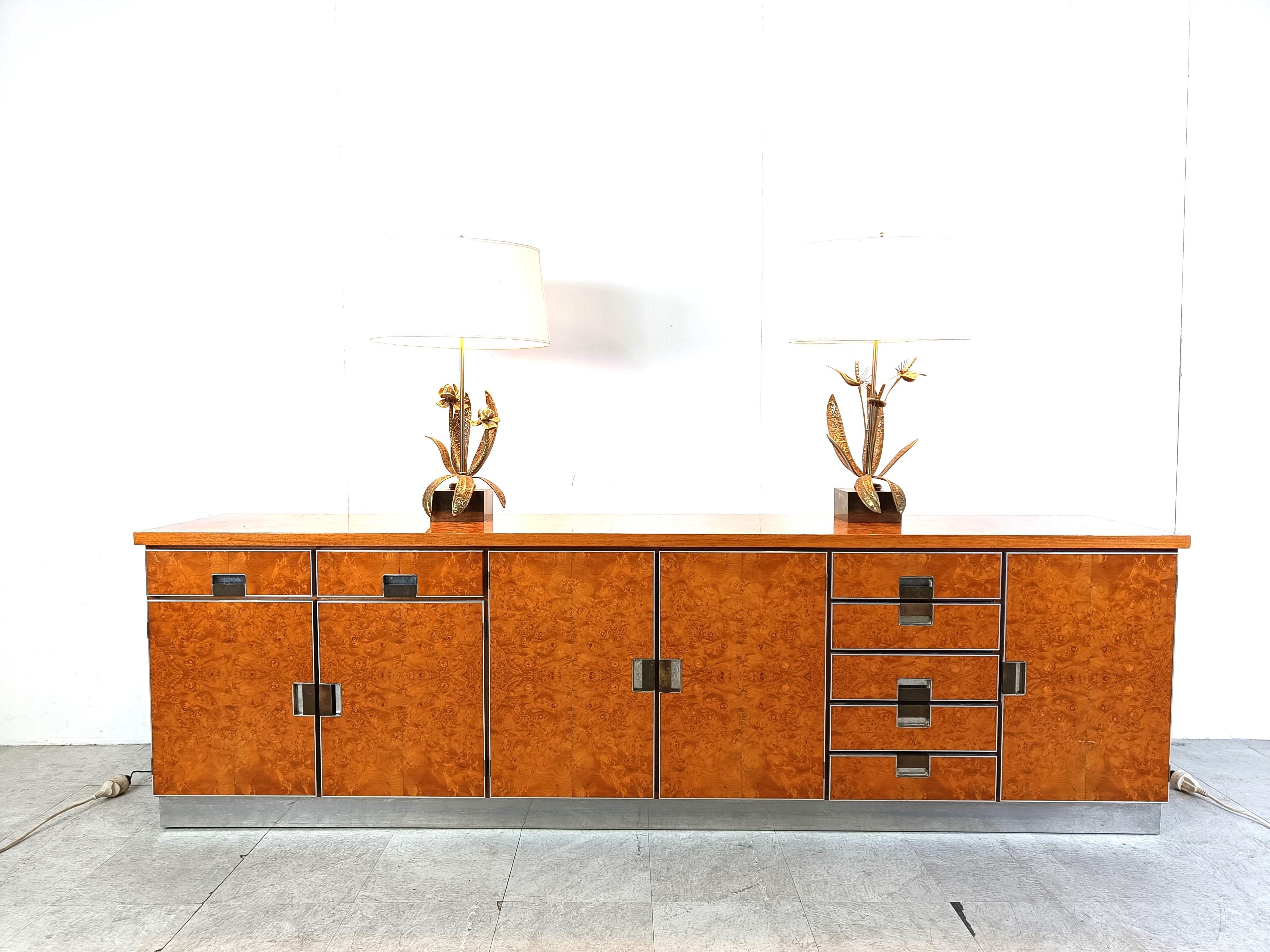 Fresh from Italy is this High quality burl wood sideboard/credenza in the manner of Willy Rizzo.

This piece has been built with extremely high quality and is finished in burl wood all over with nice brass handles and an aluminum base.

It has 5