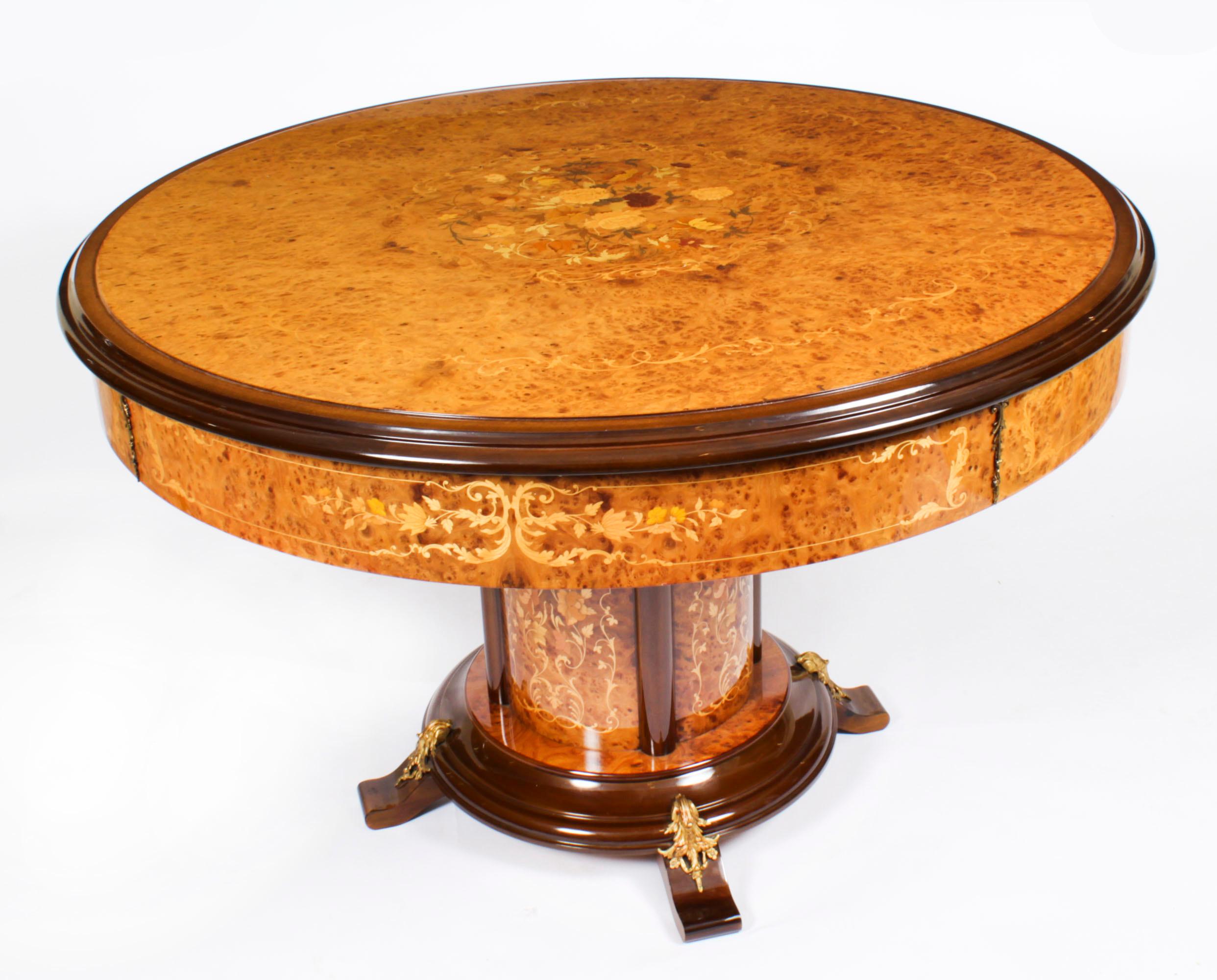This is a fabulous high quality vintage Italian burr walnut, floral marquetry and ormolu inlaid metamorphic triple top games table for roulette, cards, chess, draughts, backgammon and blackjack. mid 20th century in date.

The lift-off top flips