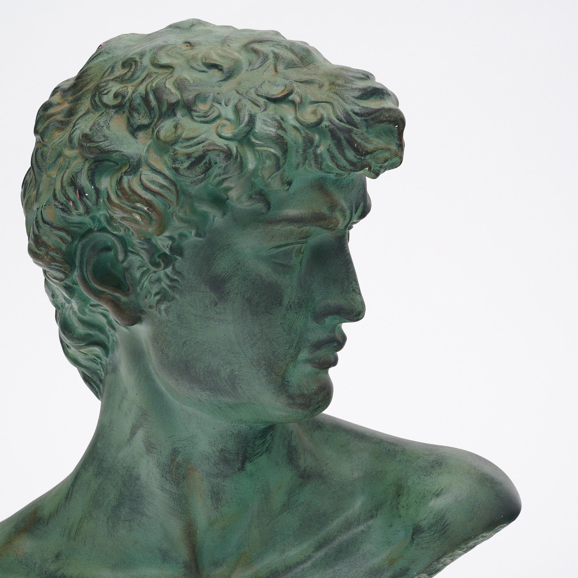 Gesso con il busto di David proveniente dall'Italia. Questo pezzo ha una meravigliosa finitura verde, che emana l'aspetto del bronzo invecchiato. È in eccellenti condizioni vintage - le foto ritraggono accuratamente le condizioni.