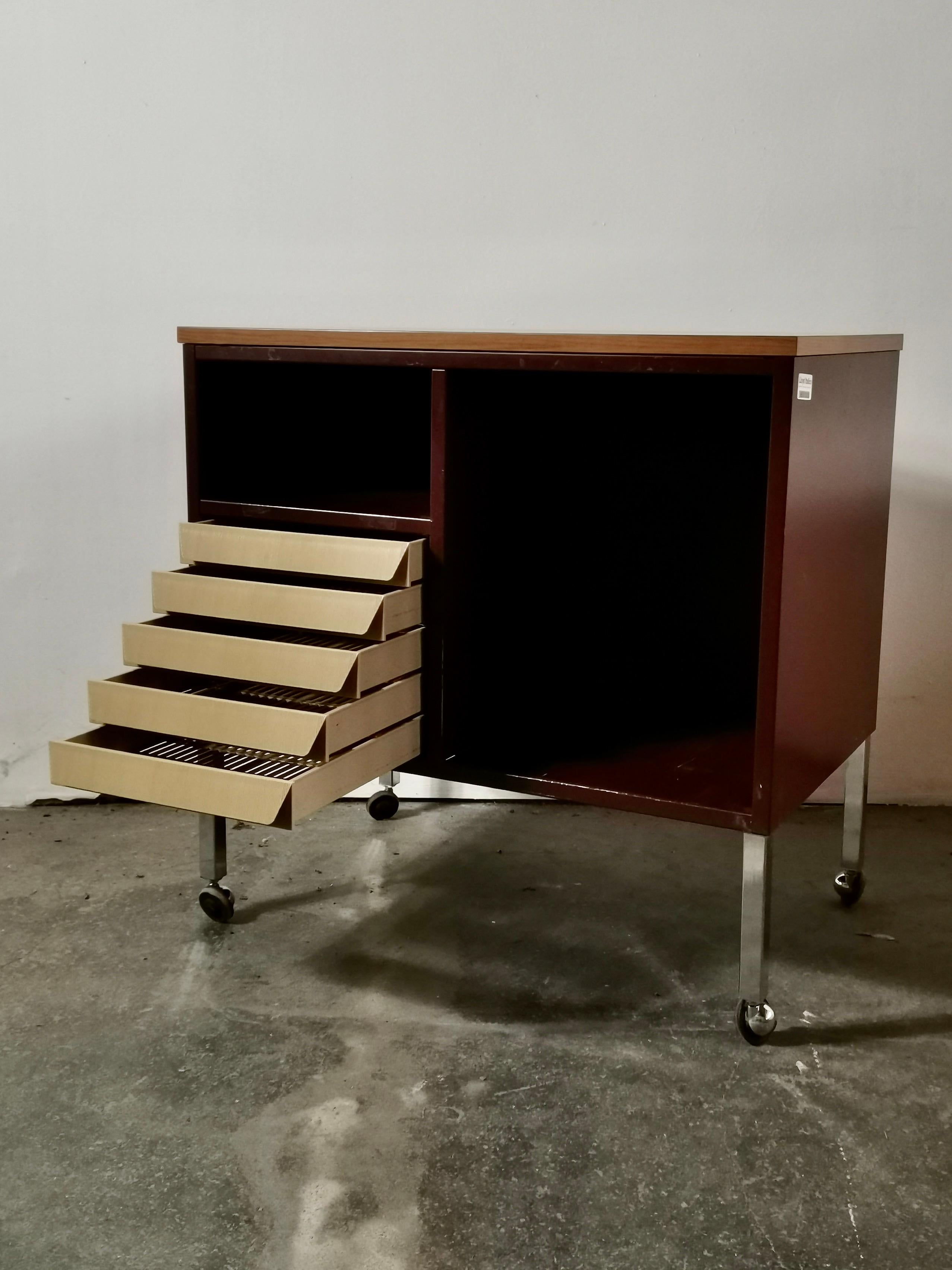 Vintage Italian Cabinet auf Rädern, 1970er Jahre (Ende des 20. Jahrhunderts) im Angebot