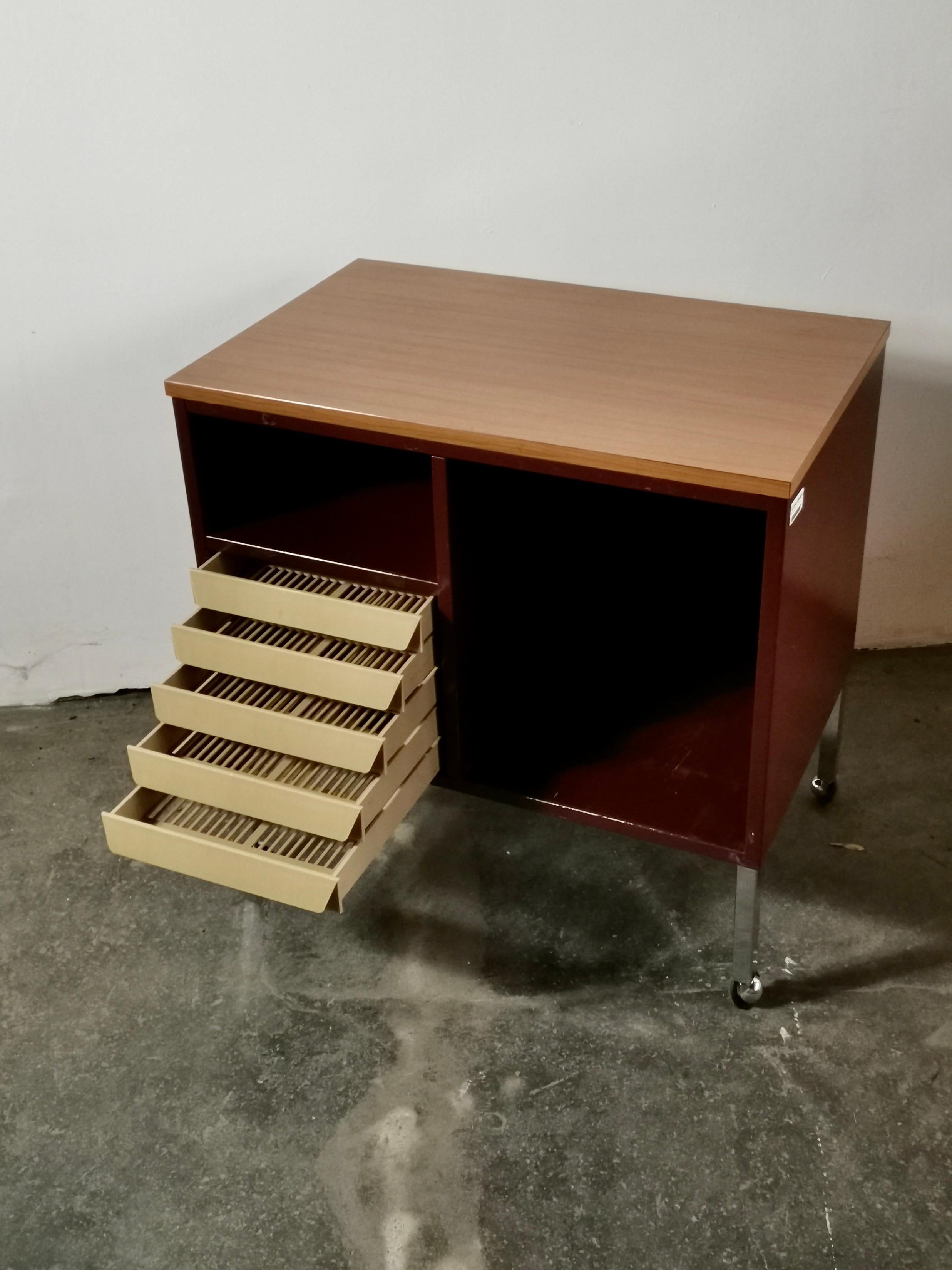 Vintage Italian Cabinet auf Rädern, 1970er Jahre (Metall) im Angebot