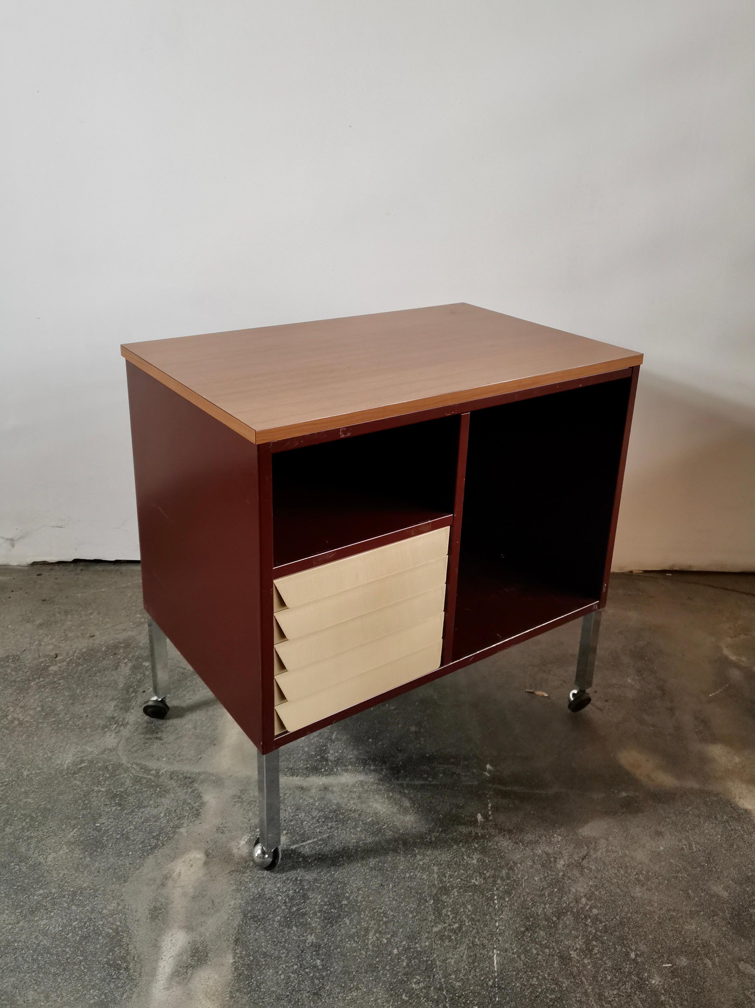 Vintage Italian Cabinet auf Rädern, 1970er Jahre im Angebot 1