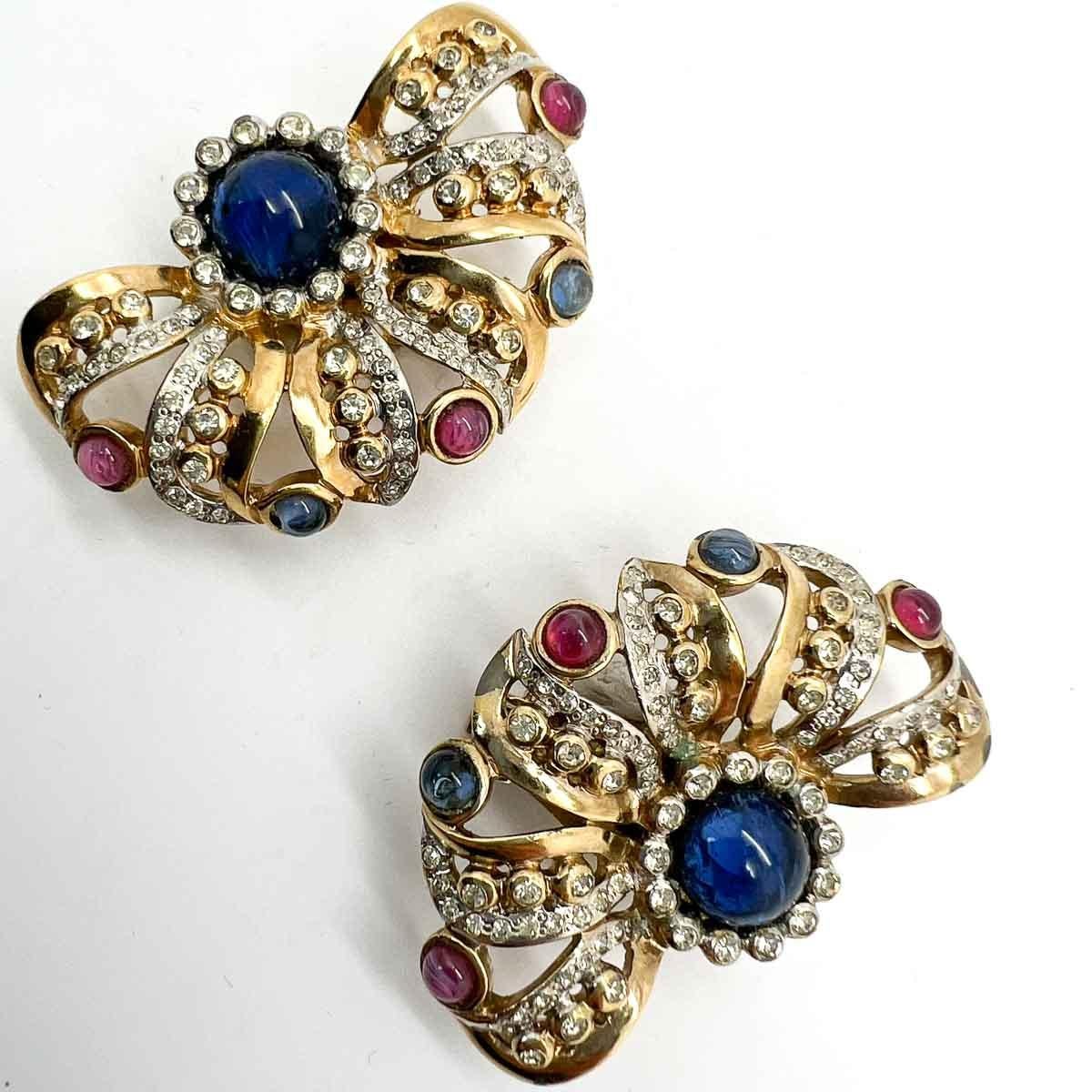 Ein italienisches Paar Cabochon-Fächer-Ohrringe im Vintage-Stil. Diese exquisit gefertigten Schmuckstücke zeichnen sich durch ein kompliziertes Design aus, das mit Cabochon-Steinen in Saphirblau und Rubinrot besetzt ist. Eine unsignierte Schönheit.