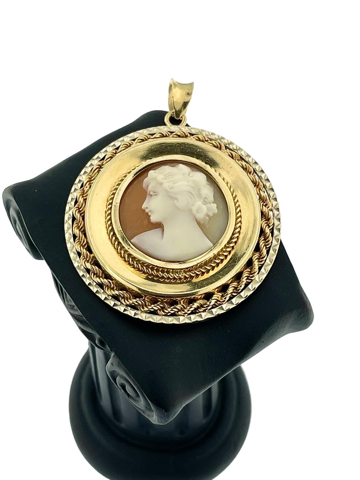 Colgante Camafeo Vintage Italiano Oro Amarillo y Blanco en Bueno estado para la venta en Esch sur Alzette, Esch-sur-Alzette