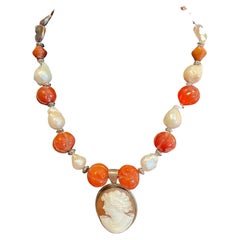 Vieux camée italien, perles baroques, cornaline sculptée, collier unique en son genre.