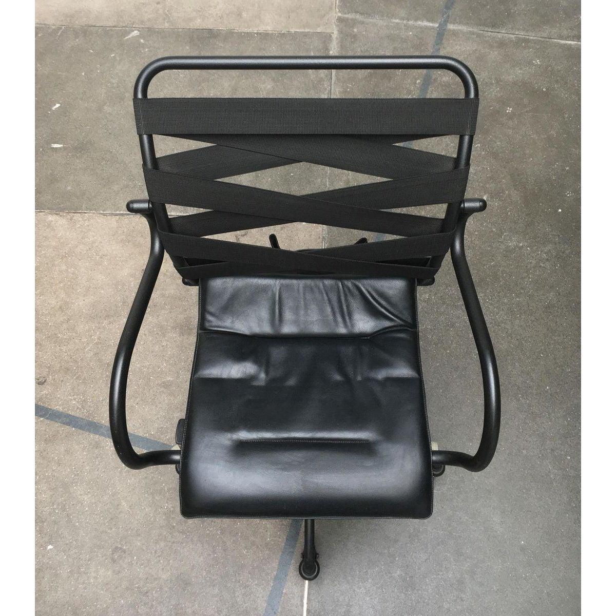 Rare office chair from italy based on a design by heron parigi from the late 80s.

A postmodern design in the formal language of the 80s and early 90s. The 90s show in technical-looking details, such as the perforation of the stiffening of the star