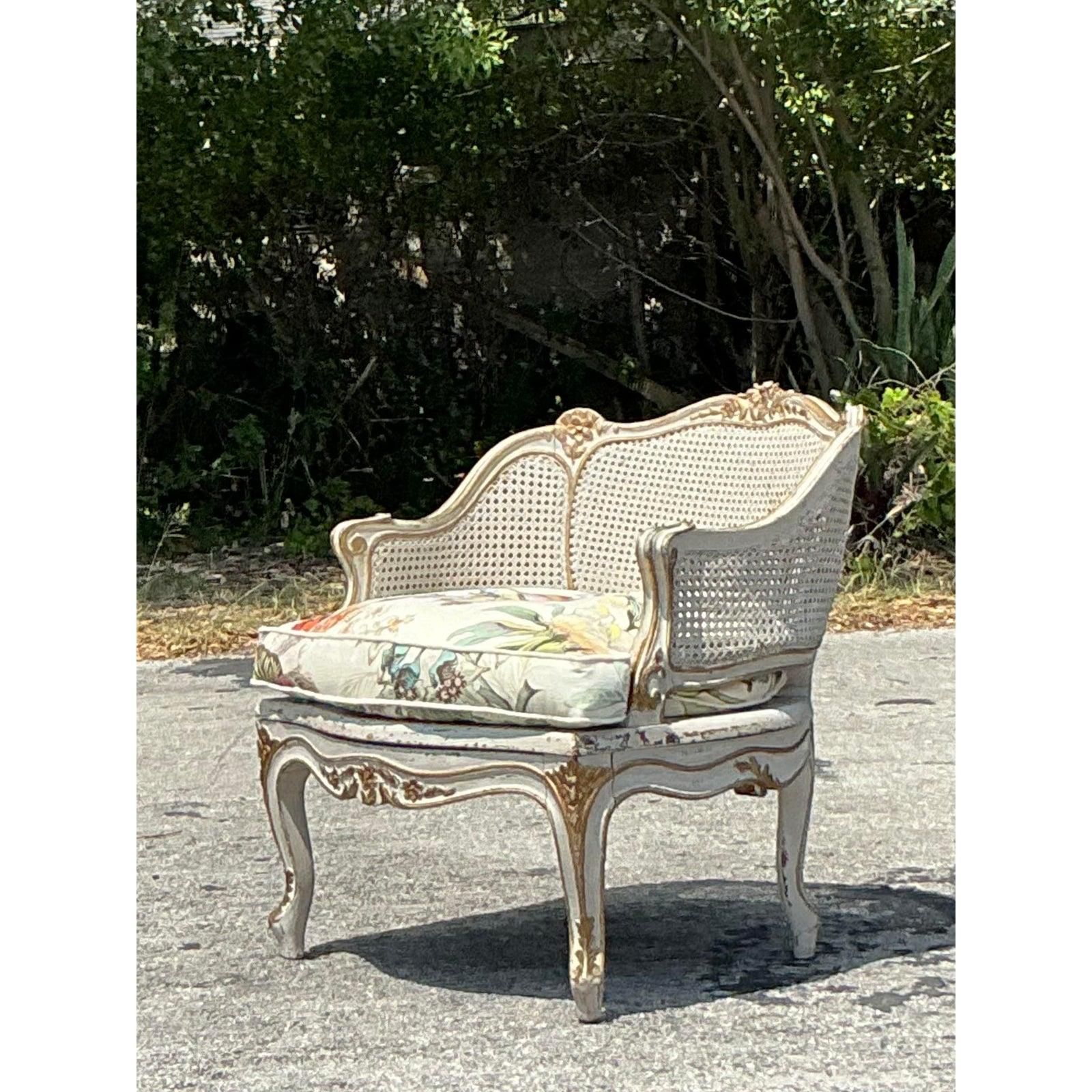 Découvrez le charme de cette chaise longue vintage italienne en rotin, une pièce étonnante qui allie l'élégance européenne classique à un savoir-faire intemporel. Dotée d'un cadre en bois magnifiquement sculpté et d'accents dorés complexes, cette