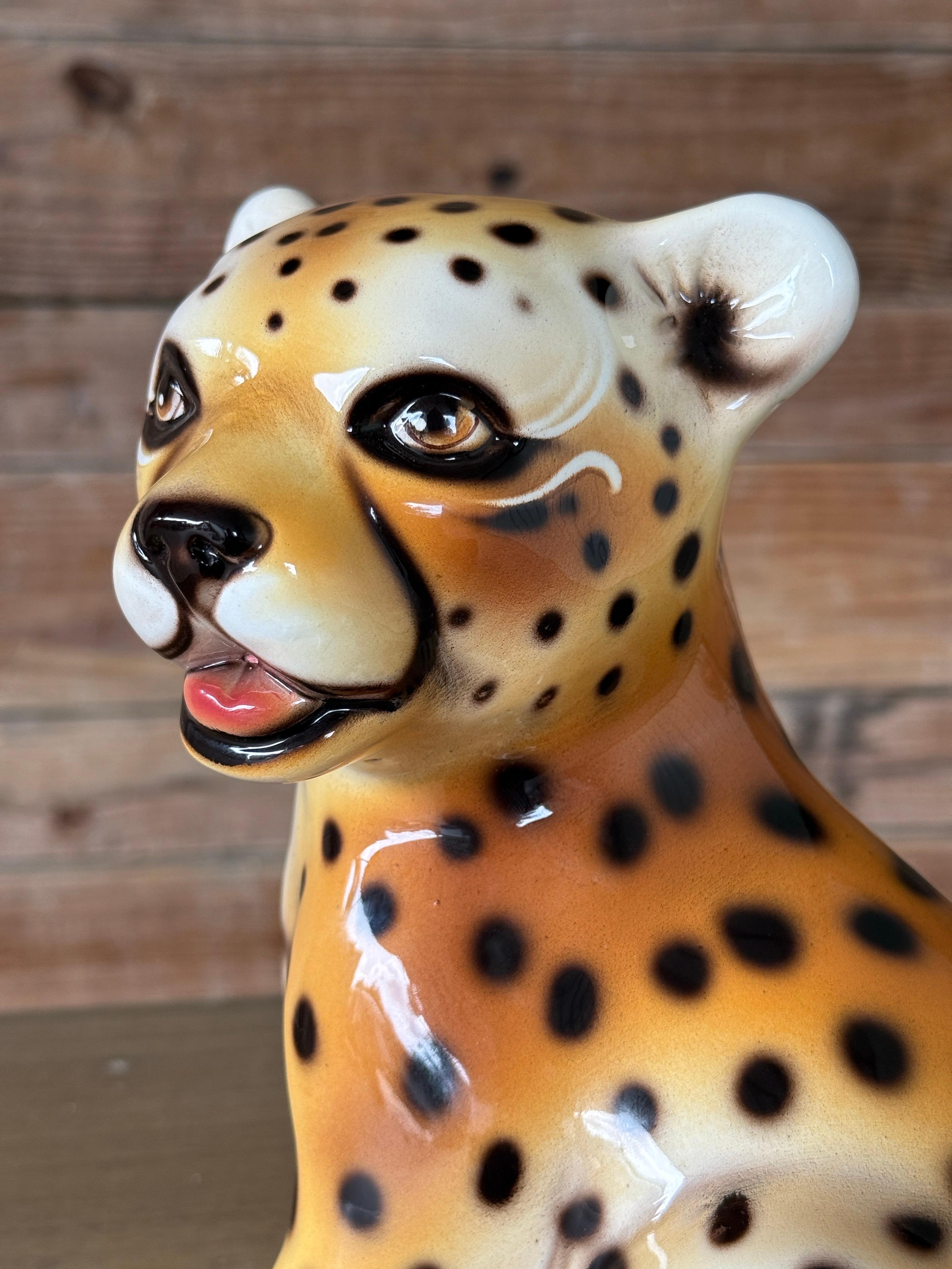 Charmante sculpture italienne vintage en céramique de Capodimonte représentant un bébé guépard (ou léopard). Peinte à la main avec des détails réalistes, cette figurine émaillée et brillante capture l'esprit enjoué d'un jeune chat sauvage. Le cachet