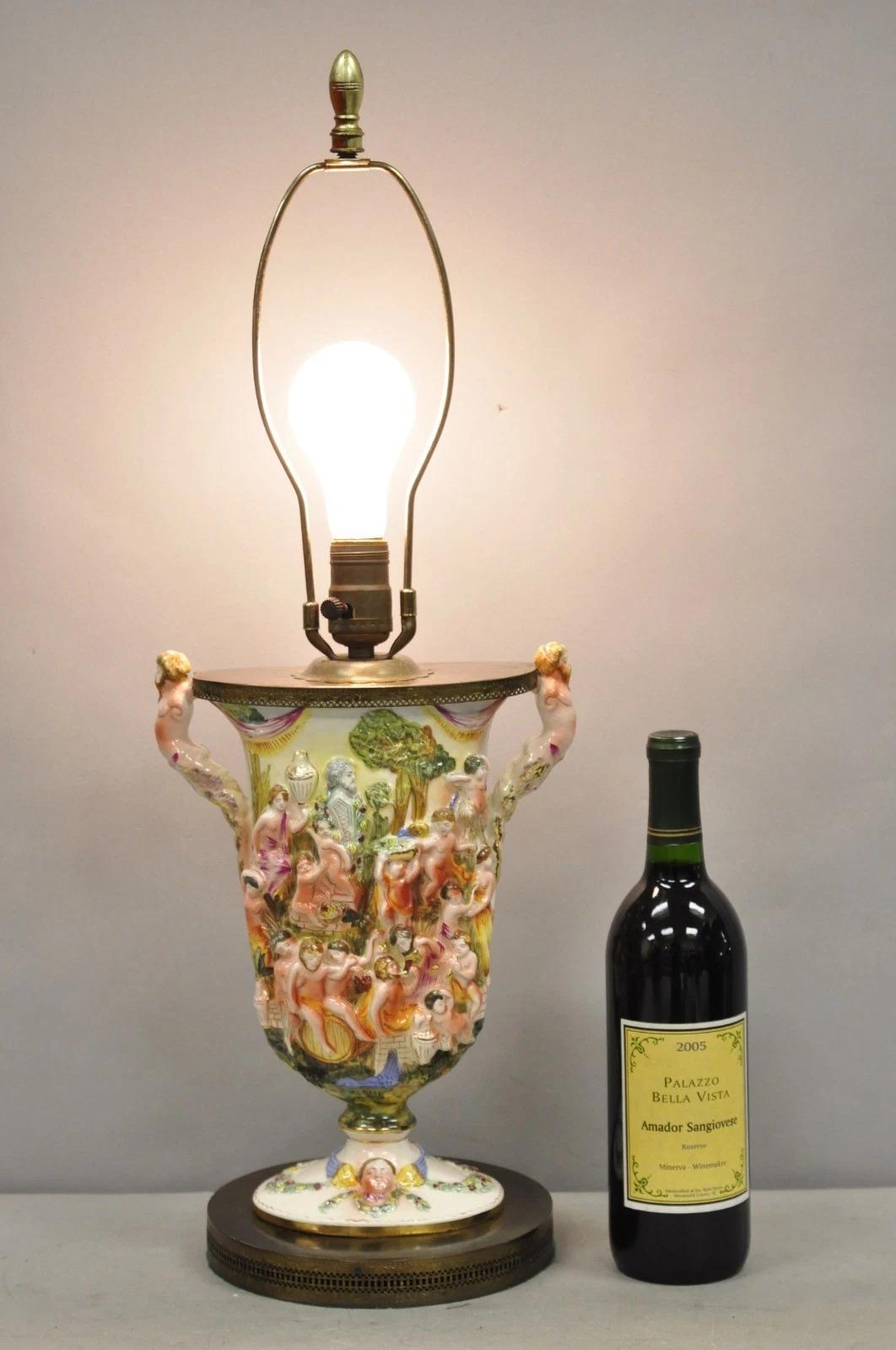 Vintage Italian Renaissance Capodimonte Porcelana Figural Bacanal Querubín Sireno Lámpara de Mesa con Monturas de Latón. Principios del siglo XX. Medidas: 26