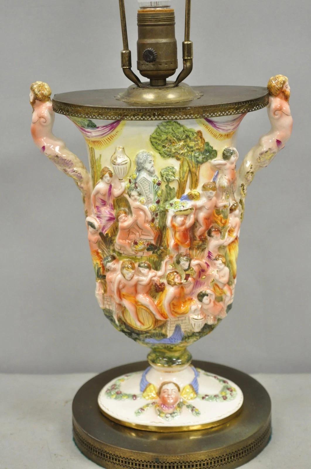 Vintage Italian Capodimonte Porcelana Figural Bacanal Querubín Sirenas Lámpara de Mesa Renacimiento en venta