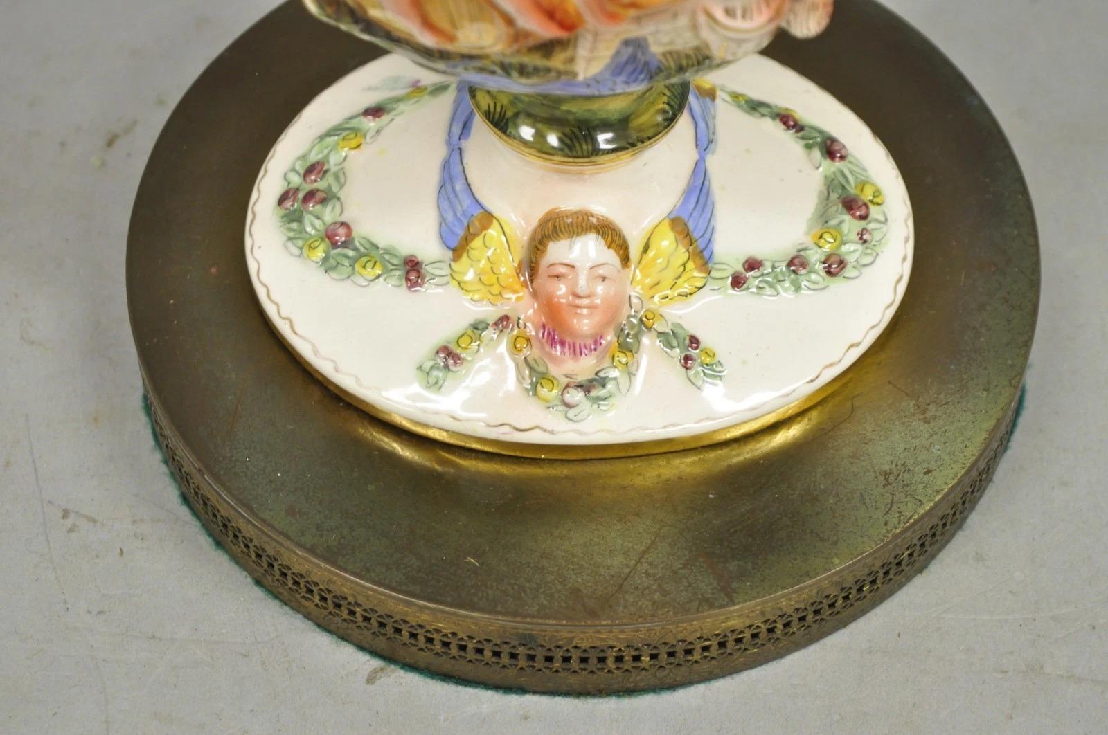 Vintage Italian Capodimonte Porcelana Figural Bacanal Querubín Sirenas Lámpara de Mesa Latón en venta
