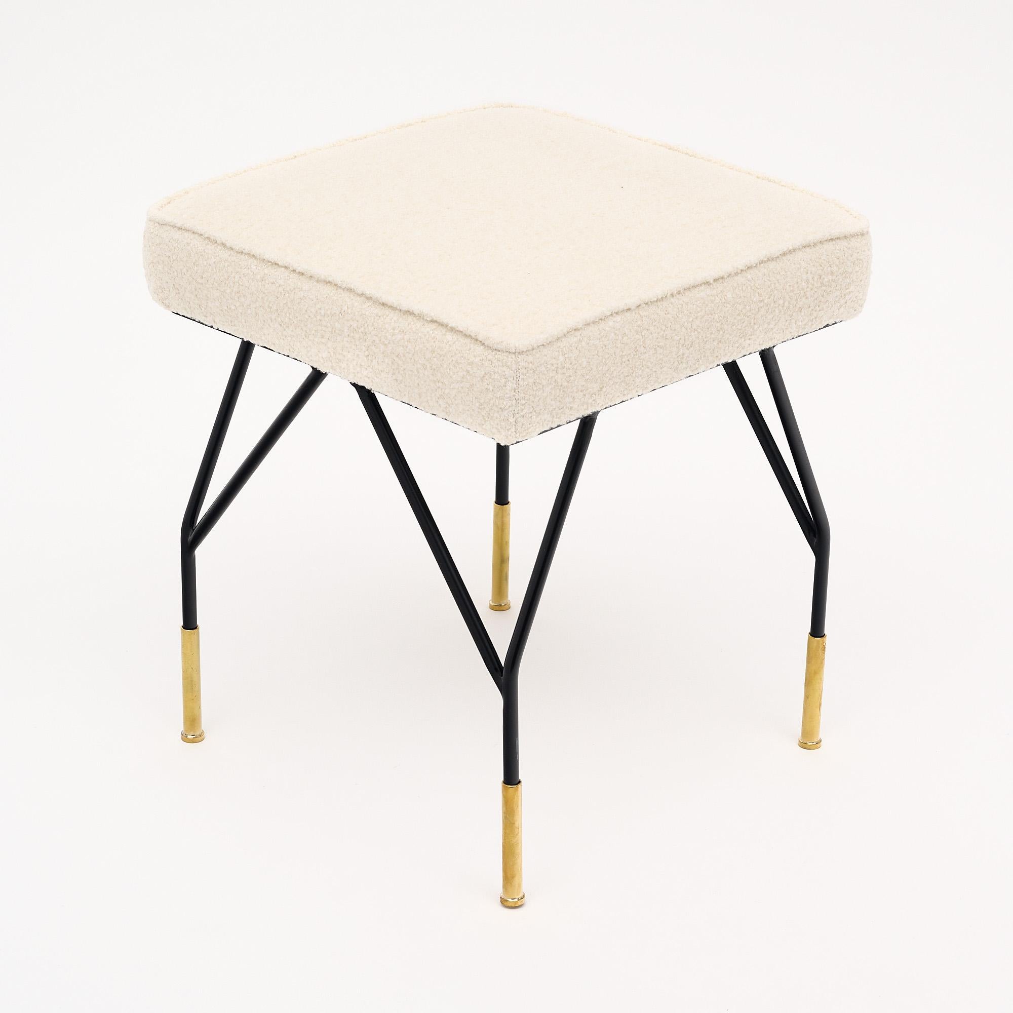 Italienischer Hocker mit schwarz lackierten Stahl- und Messingbeinen. Die neue Polsterung besteht aus einer weißen Wollmischung. 