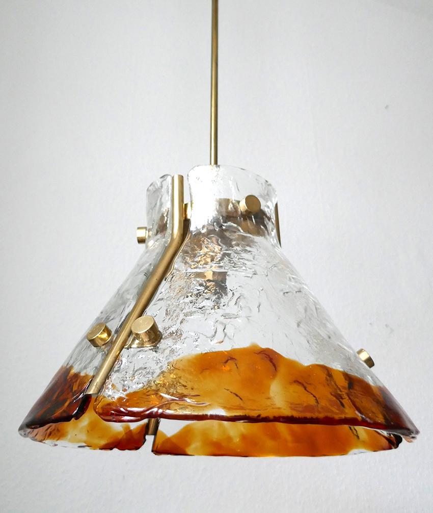 Beautiful midcentury hand blown textured Murano glass and brass pendant by Carlo Nason for Mazzega.
Italy, 1960.
Measures: Height (Body) 12