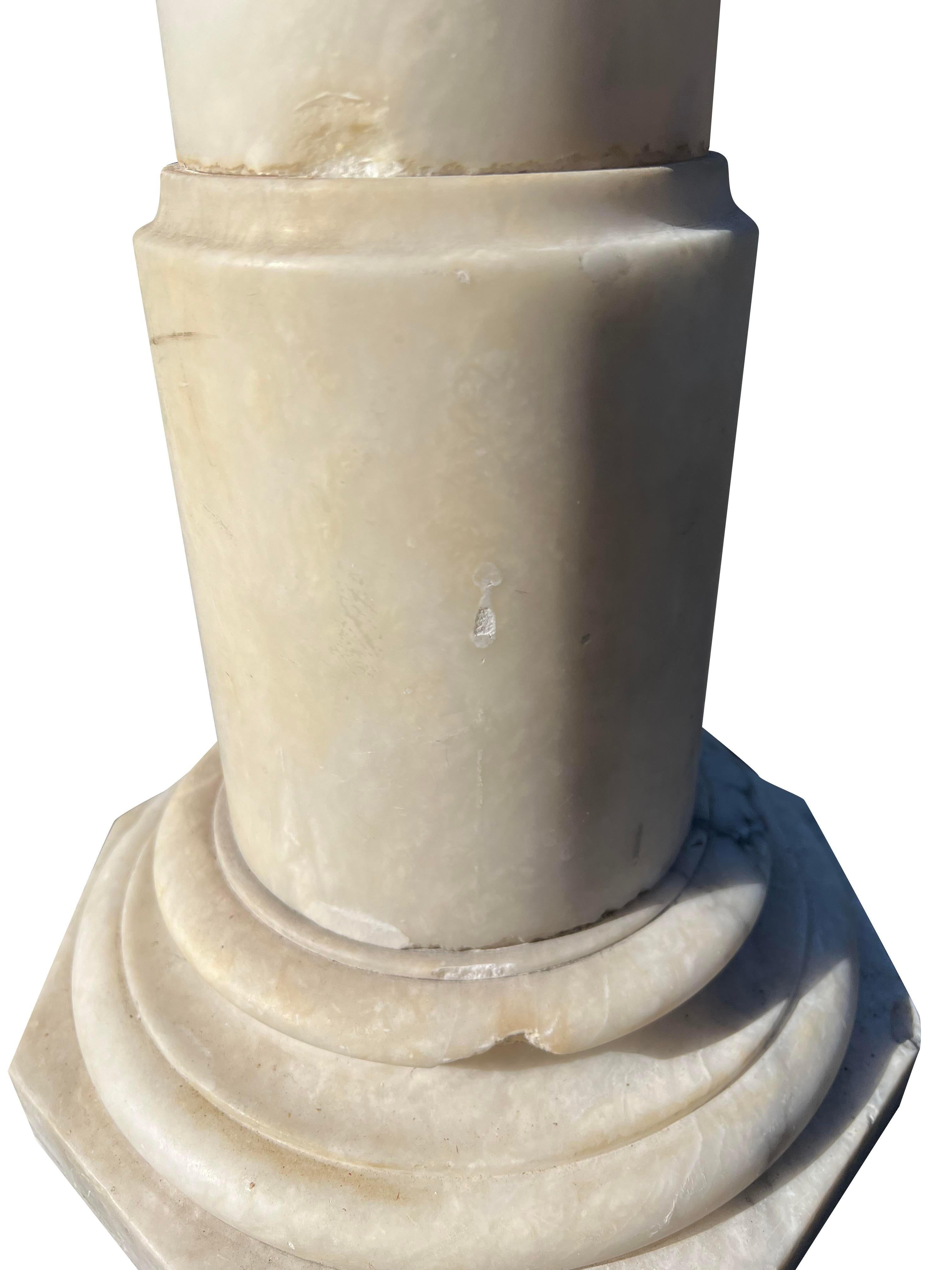 Pedestal de mármol de carrara italiano vintage en blanco con negro.

Añade un toque de elegancia atemporal a tu hogar con este exquisito Pedestal Vintage de Mármol Italiano de Carrara. Esta impresionante pieza muestra la belleza del mármol natural,