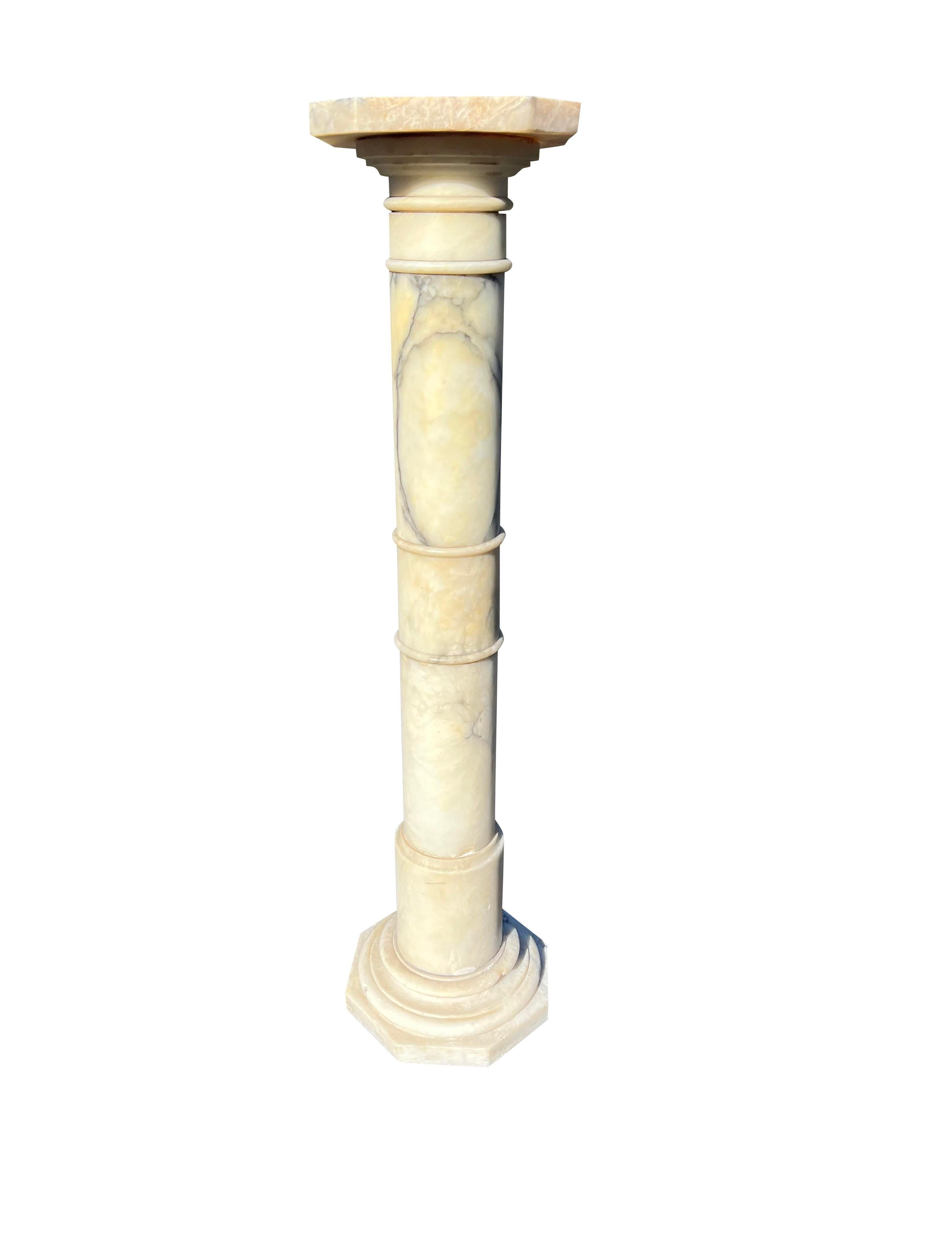 Pedestal Vintage Italiano de Mármol de Carrara en Blanco con Negro en Bueno estado para la venta en Saddle River, NJ