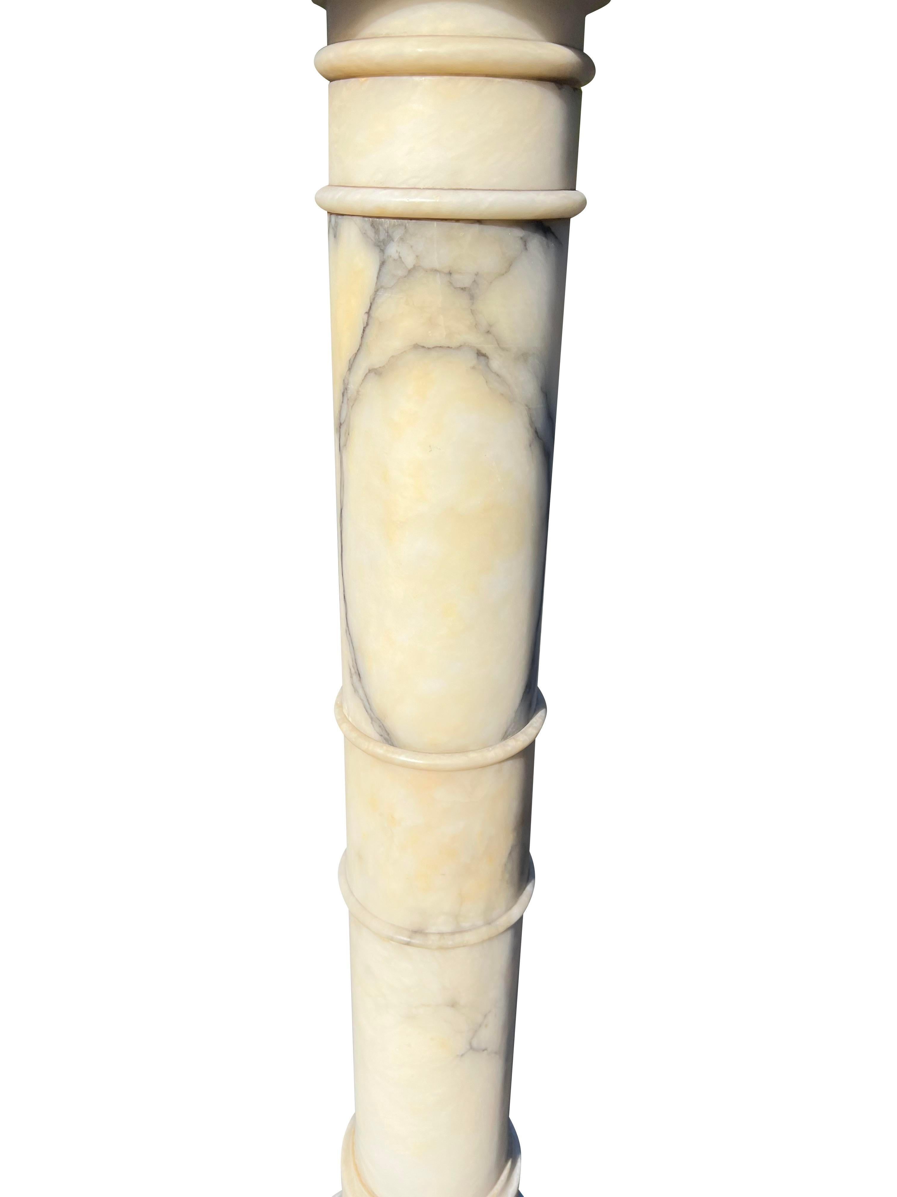 Pedestal Vintage Italiano de Mármol de Carrara en Blanco con Negro mediados del siglo XX en venta
