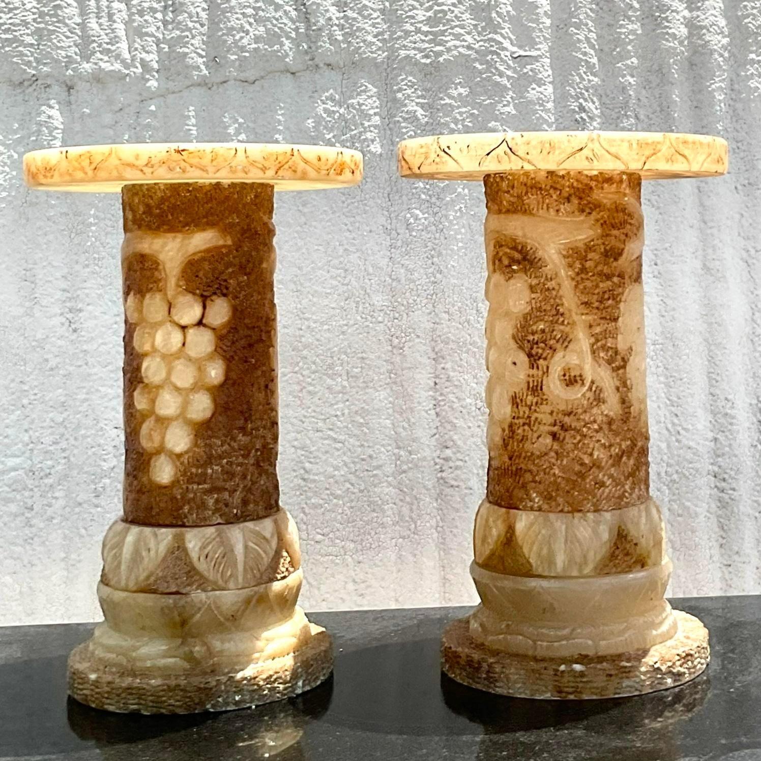 Paire de piédestaux en albâtre sculpté d'époque italienne en vente 5