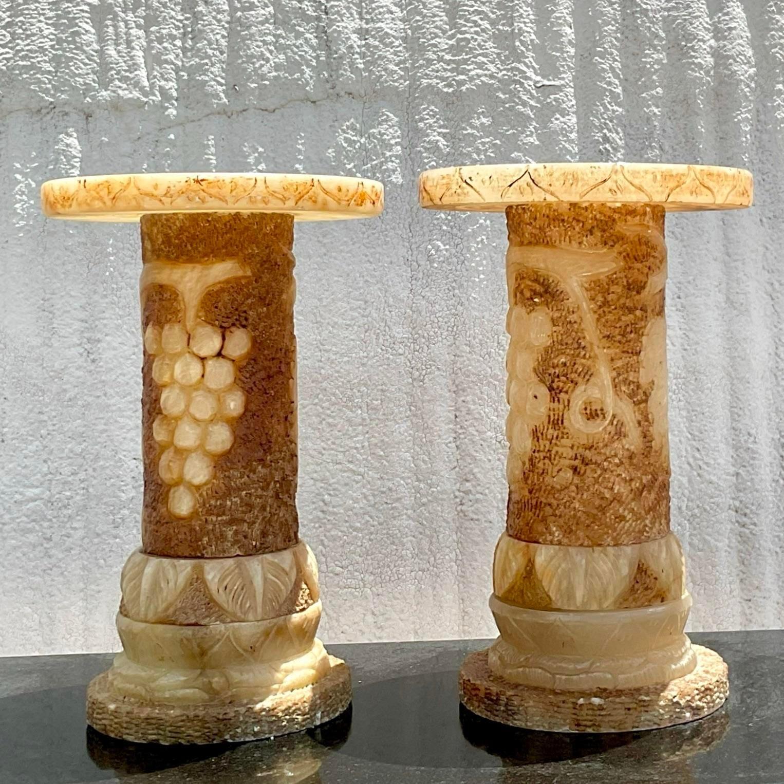 Cette paire de piédestaux italiens vintage, sculptés de manière experte dans l'albâtre, respire l'élégance intemporelle et l'artisanat du Vieux Monde. Dotés d'un design classique avec des détails complexes, ces socles sont parfaits pour exposer des