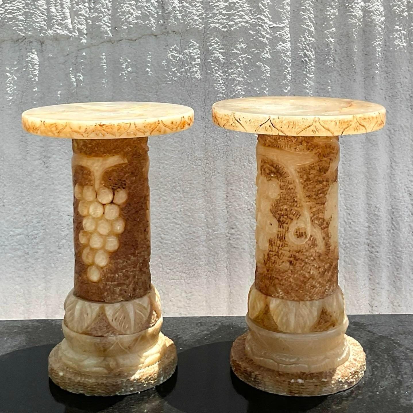 Paire de piédestaux en albâtre sculpté d'époque italienne Bon état - En vente à west palm beach, FL