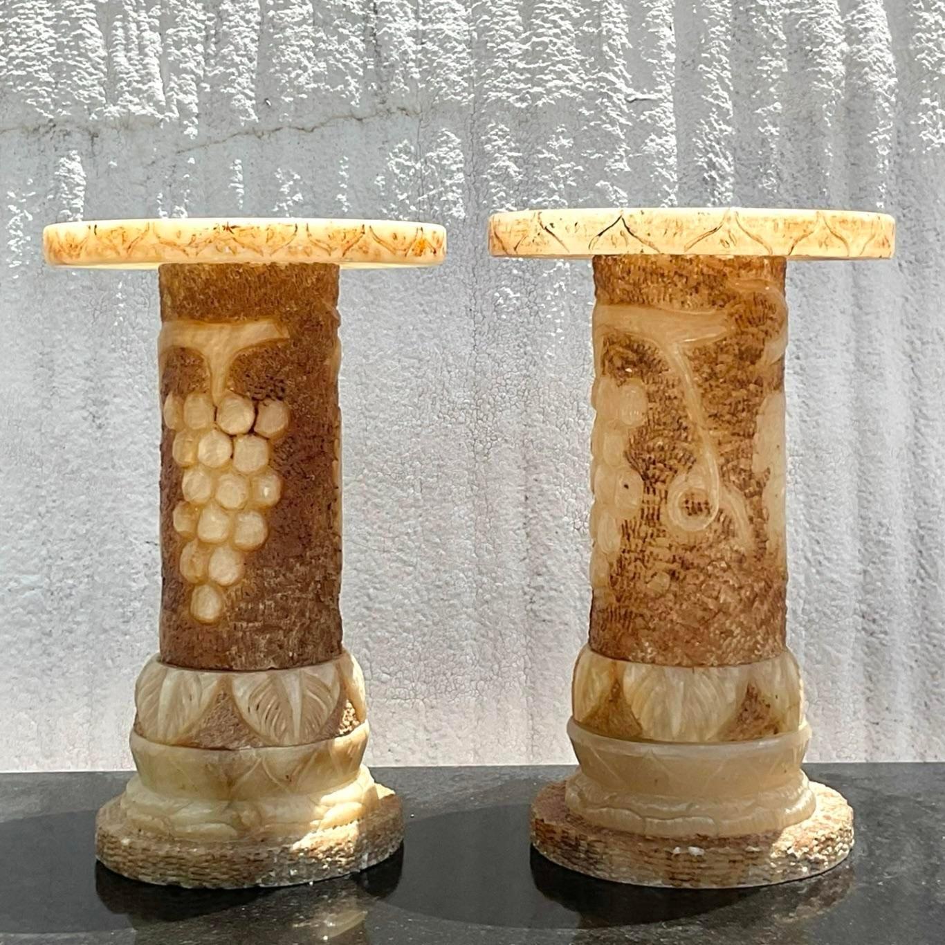 20ième siècle Paire de piédestaux en albâtre sculpté d'époque italienne en vente