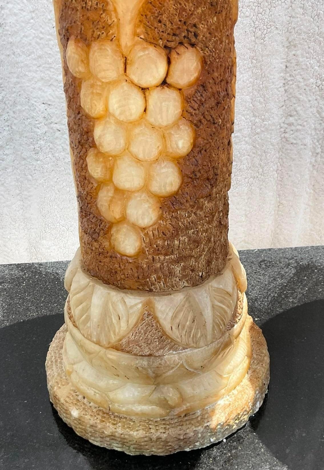 Albâtre Paire de piédestaux en albâtre sculpté d'époque italienne en vente