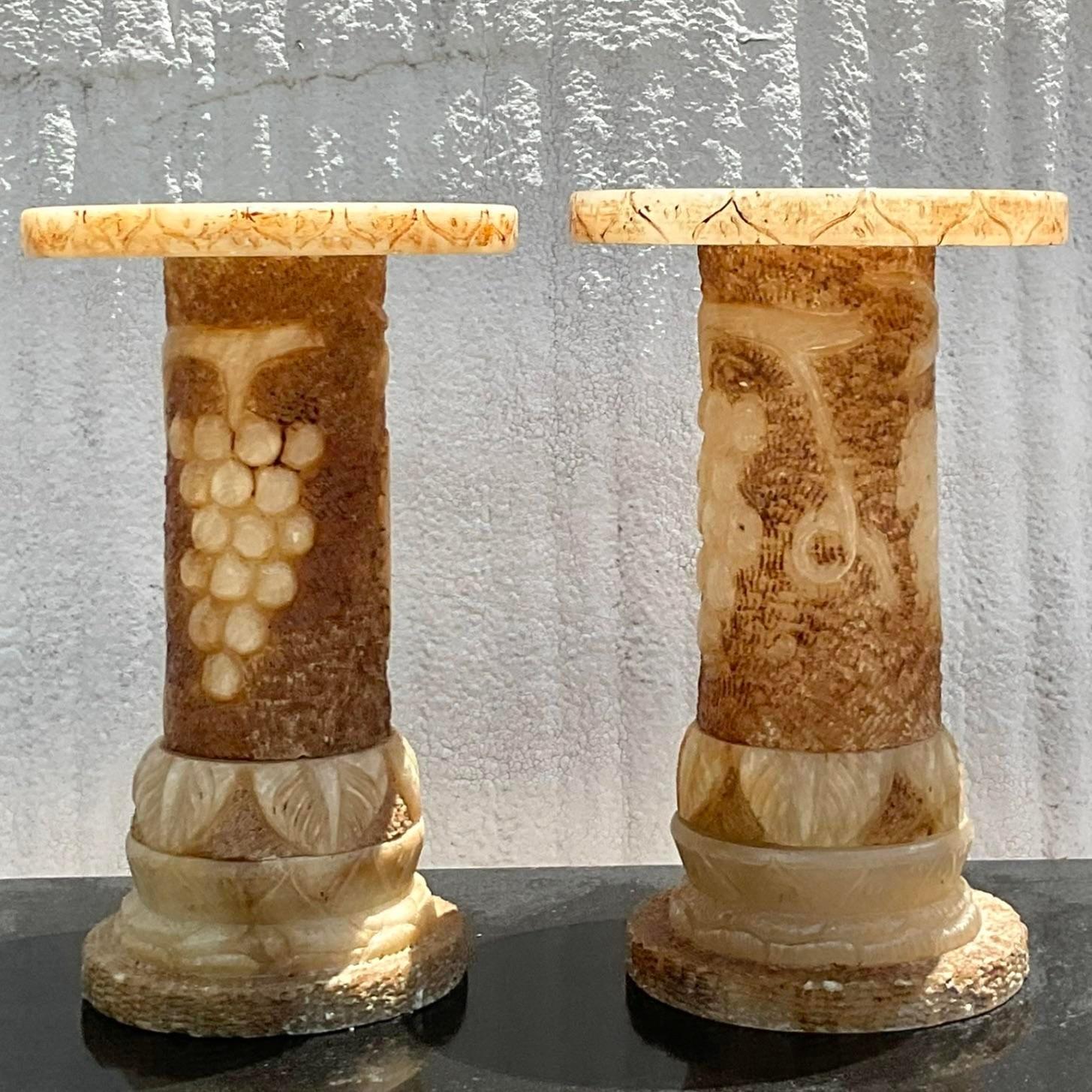 Paire de piédestaux en albâtre sculpté d'époque italienne en vente 4