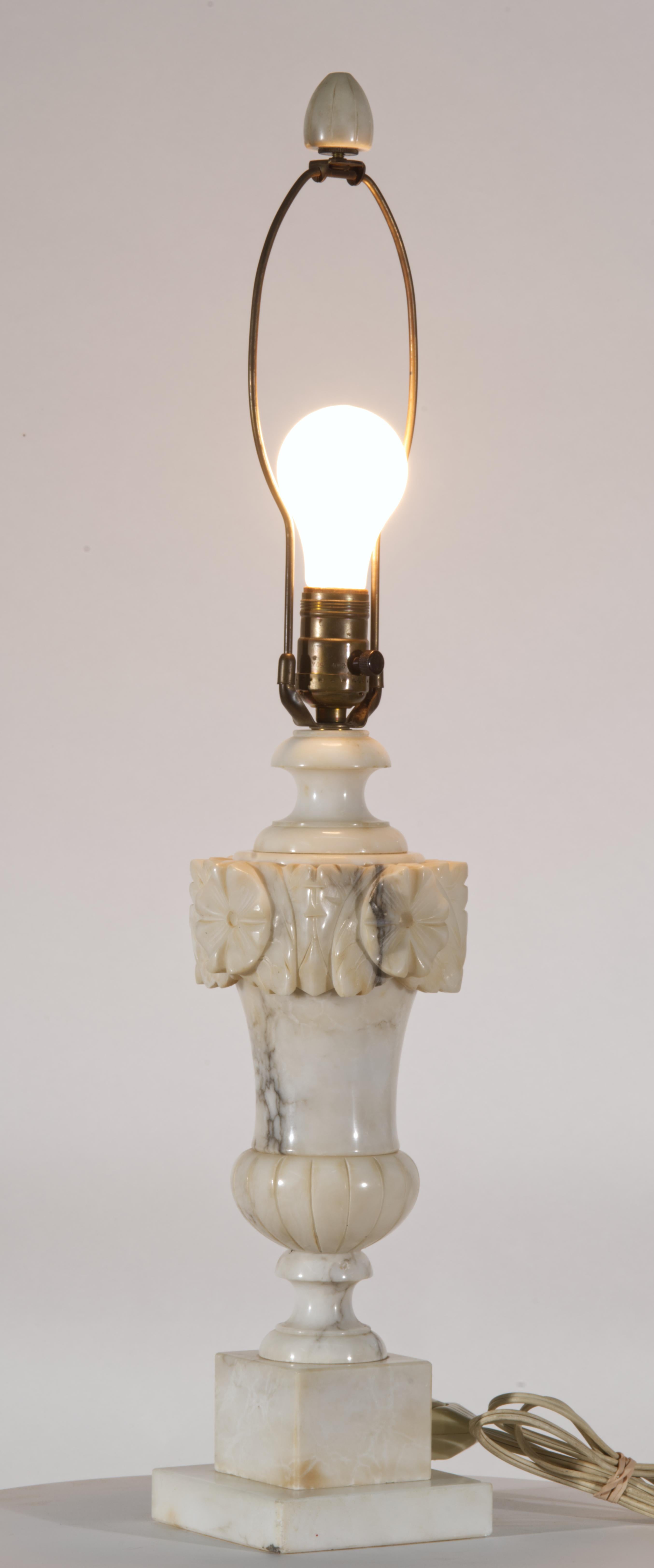 Vintage Italian Carved Alabaster Urn Tischlampe, Blumen & Blätter im Angebot 2