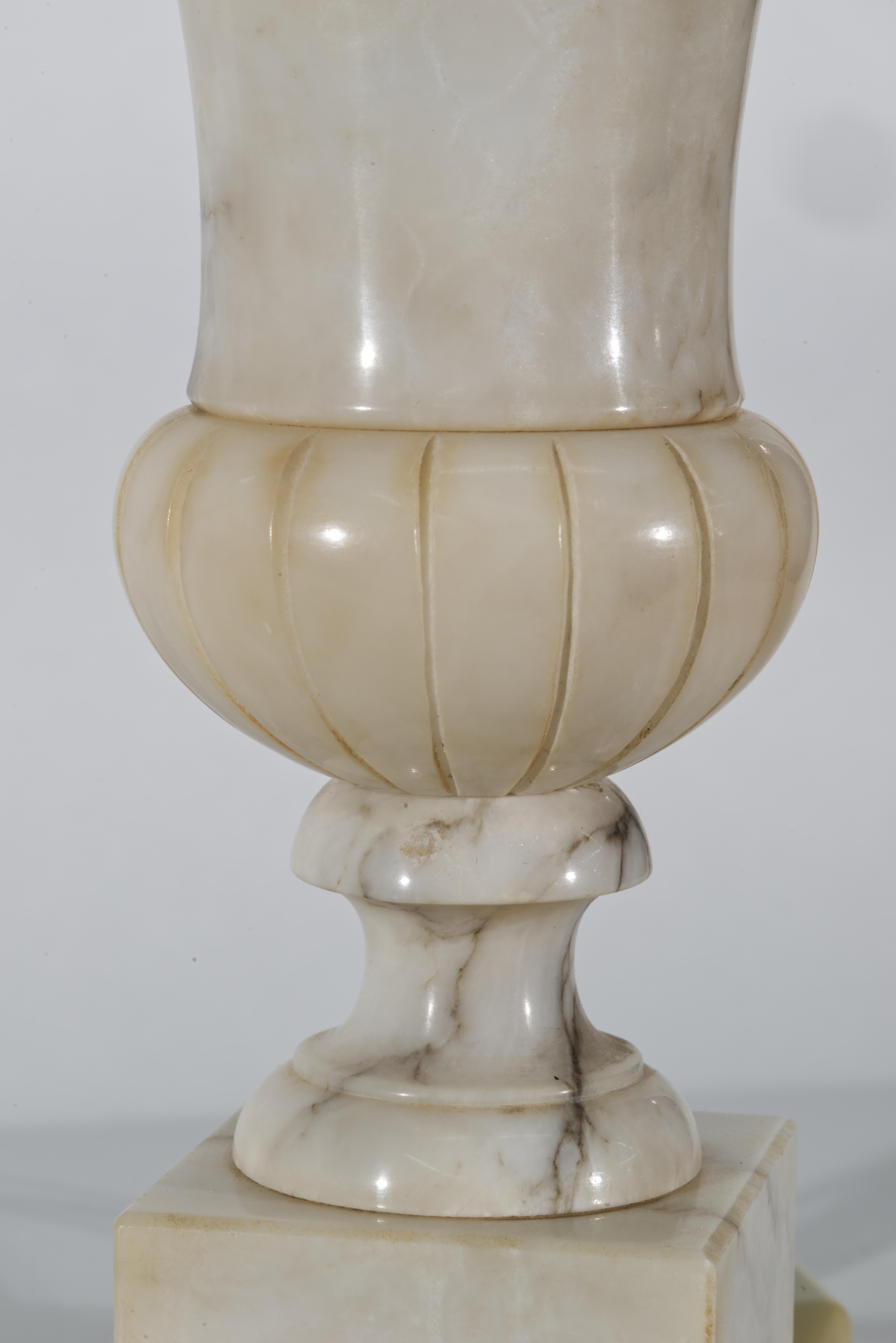 Vintage Italian Carved Alabaster Urn Tischlampe, Blumen & Blätter (Neoklassisch) im Angebot
