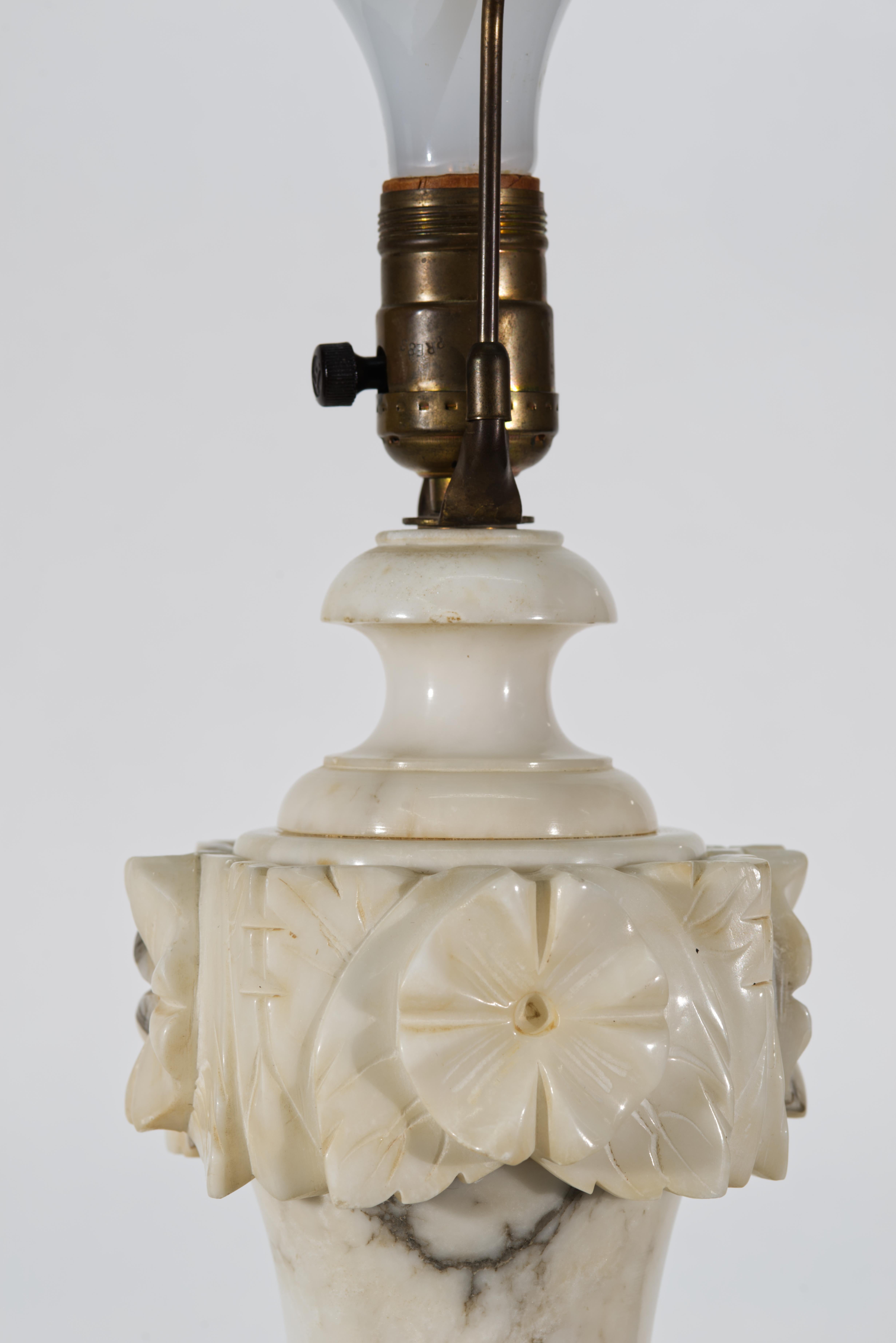 Vintage Italian Carved Alabaster Urn Tischlampe, Blumen & Blätter (Italienisch) im Angebot