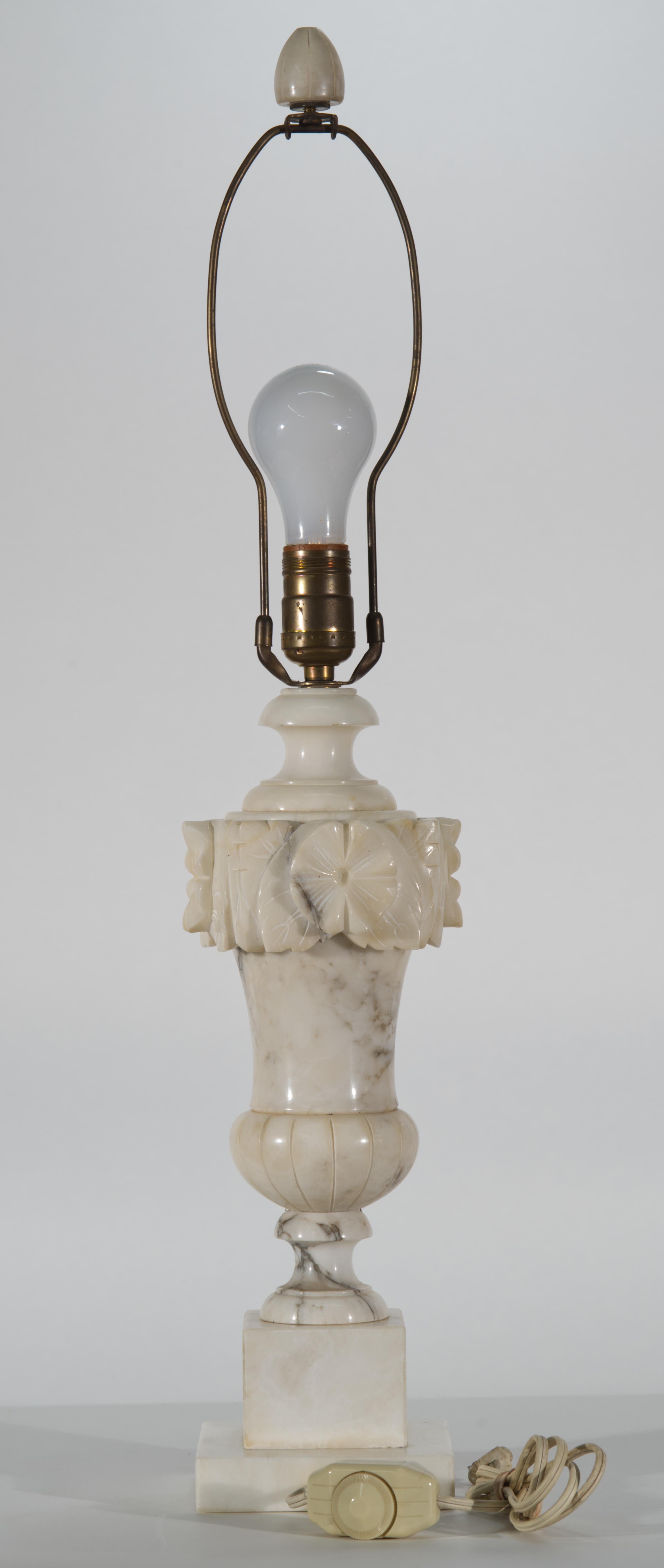 Vintage Italian Carved Alabaster Urn Tischlampe, Blumen & Blätter (Handgeschnitzt) im Angebot