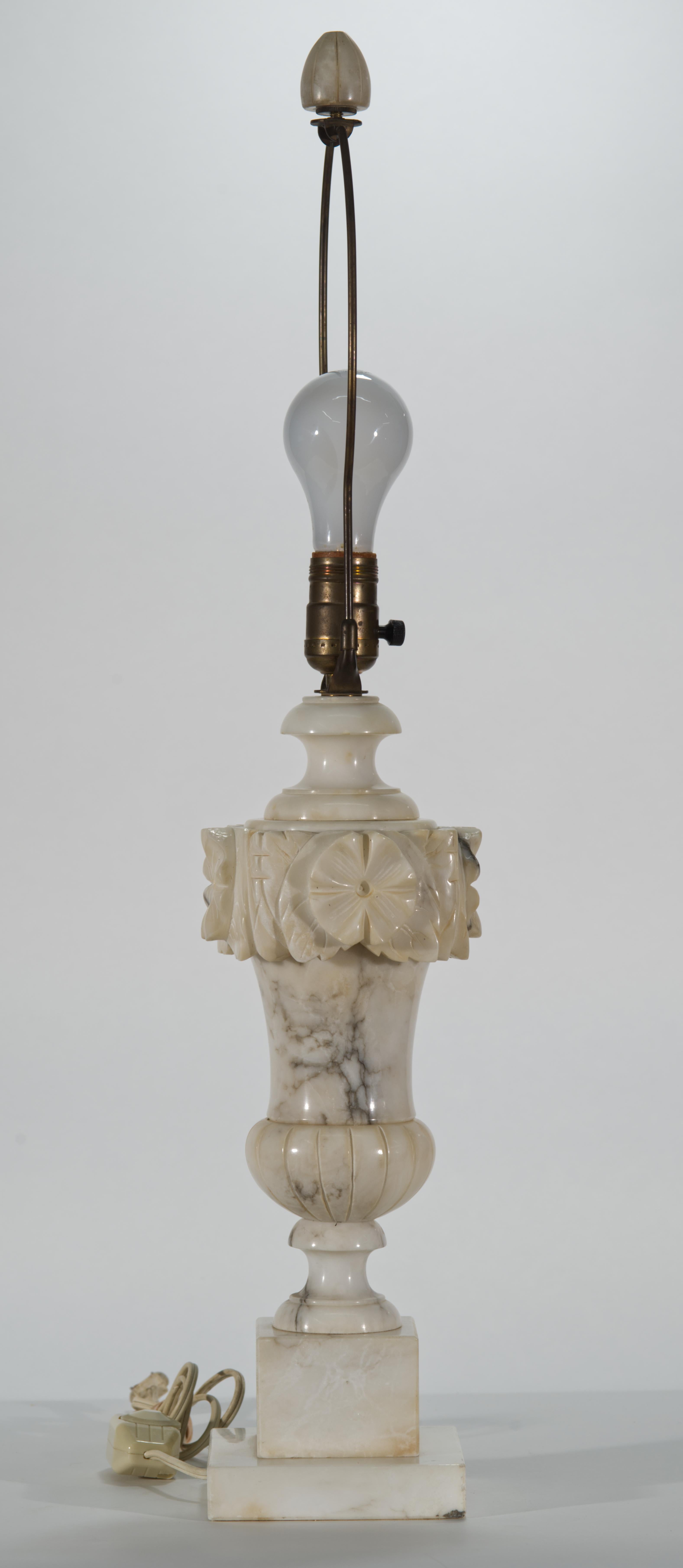 Vintage Italian Carved Alabaster Urn Tischlampe, Blumen & Blätter im Zustand „Gut“ im Angebot in Clifton Springs, NY