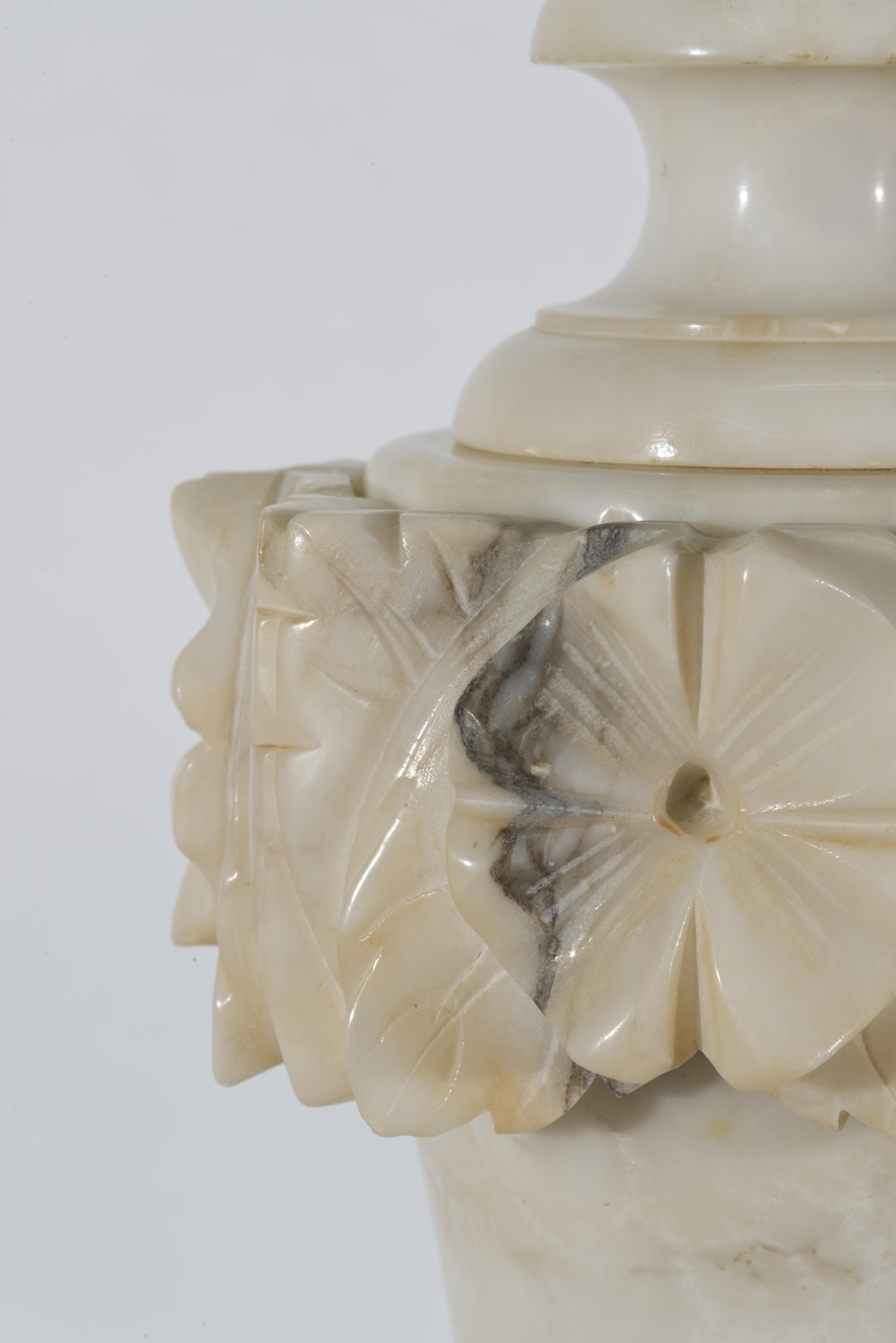 Vintage Italian Carved Alabaster Urn Tischlampe, Blumen & Blätter (20. Jahrhundert) im Angebot