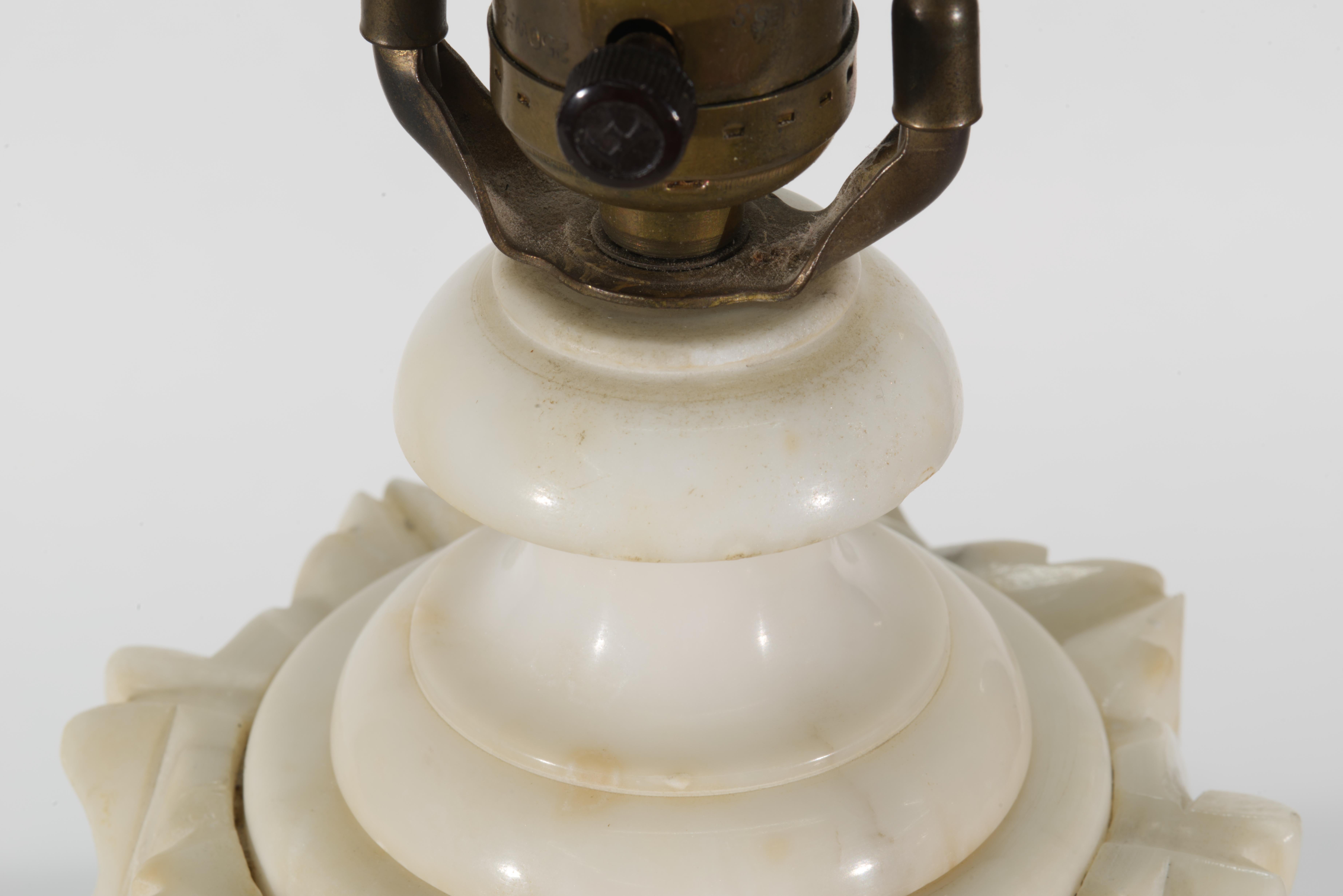 Vintage Italian Carved Alabaster Urn Tischlampe, Blumen & Blätter im Angebot 1