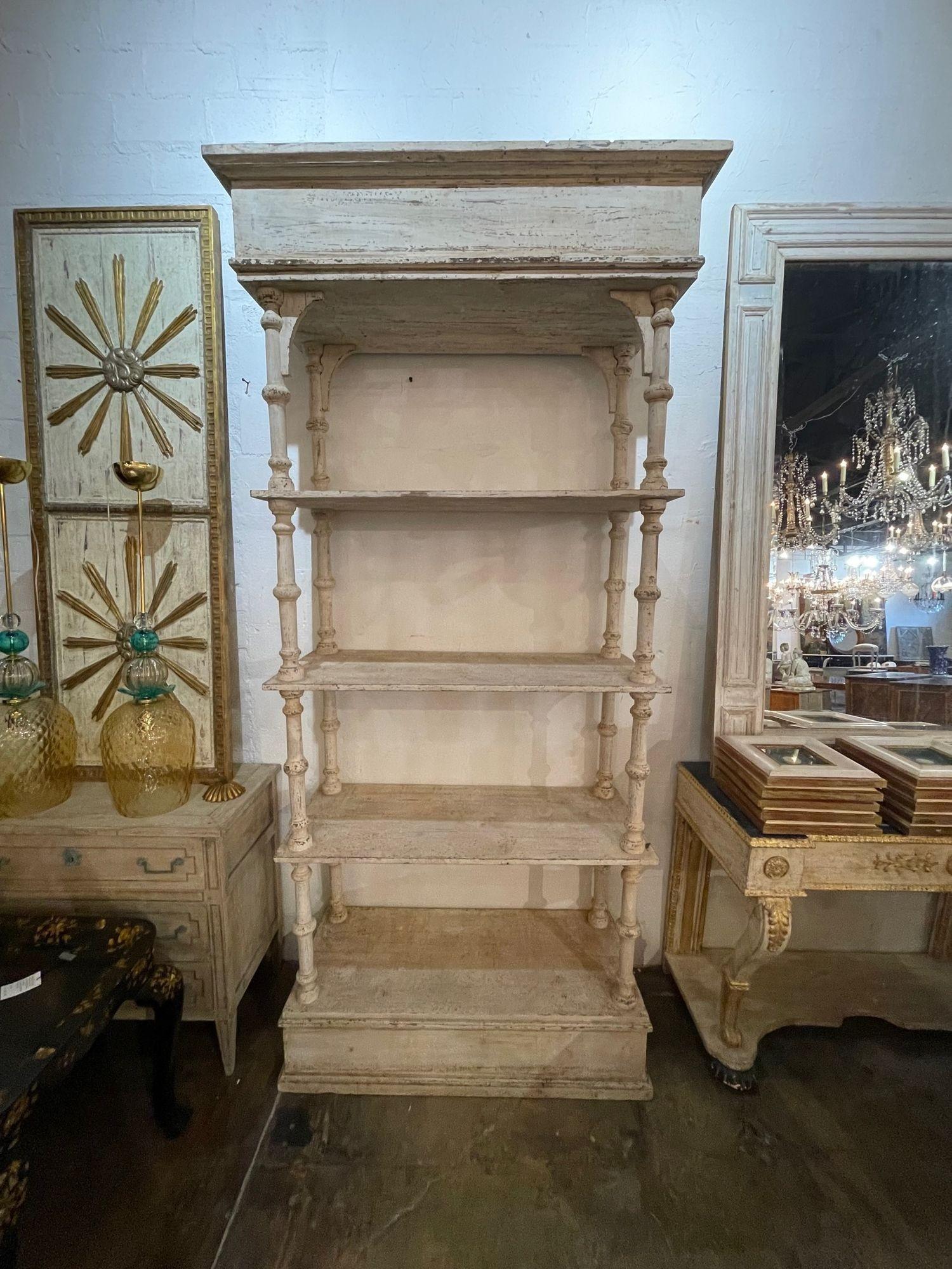 Hübsches, großformatiges, geschnitztes und bemaltes italienisches Regal. Dieses Stück hat eine schöne Patina und bietet viel Platz, um Bücher oder Sammlungen auszustellen. Wunderschön!