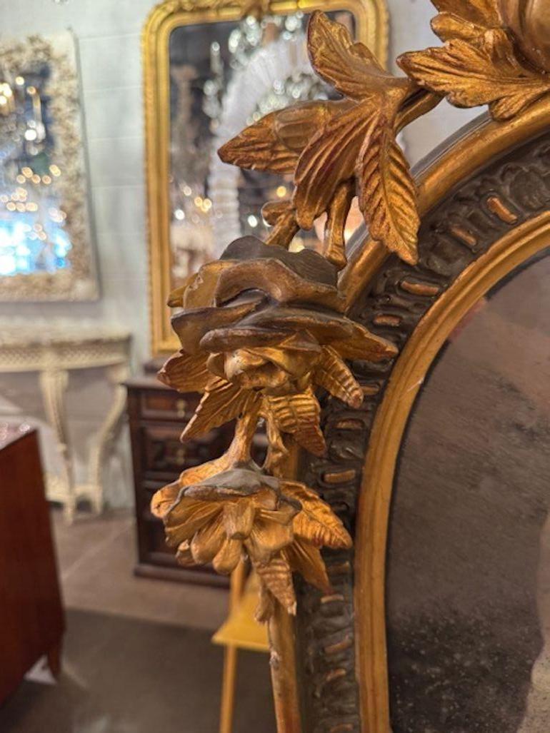 Italiano Specchio d'epoca italiano intagliato e dorato a parcella in vendita