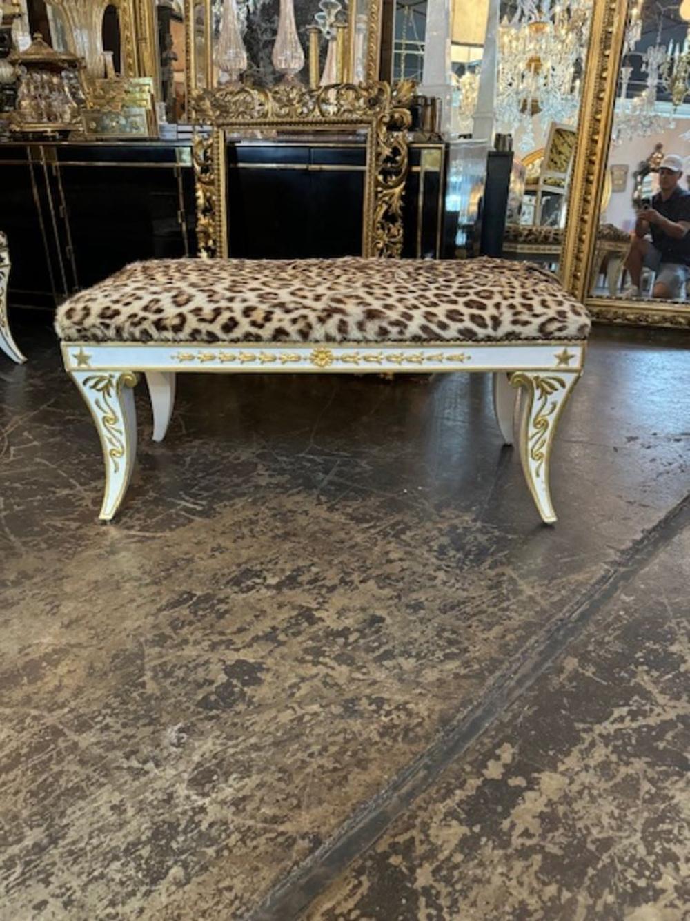 Graziose panche neoclassiche d'epoca italiane intagliate e dorate a parcella con tappezzeria leopardata. Patina e intagli molto belli. Nota: c'è uno strappo nella tappezzeria di una panca. Venduto separatamente. Circa 1940
39 l x 18 p x 20 h