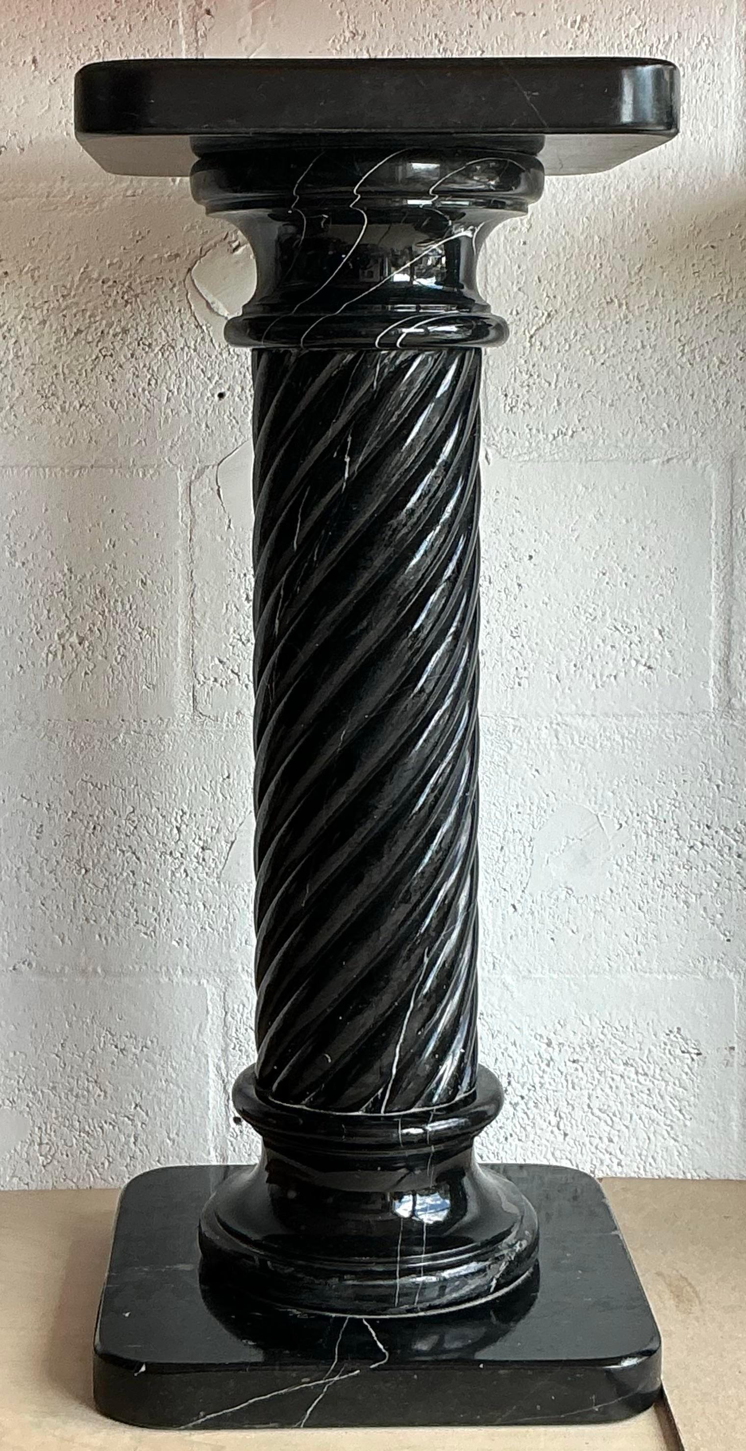 Ein exquisiter italienischer Vintage-Sockel aus luxuriösem schwarzem Marmor. Dieses kunstvoll geschnitzte Stück mit eleganten Details strahlt Raffinesse und zeitlosen Charme aus. Er eignet sich ideal als Ständer für Skulpturen, Vasen oder