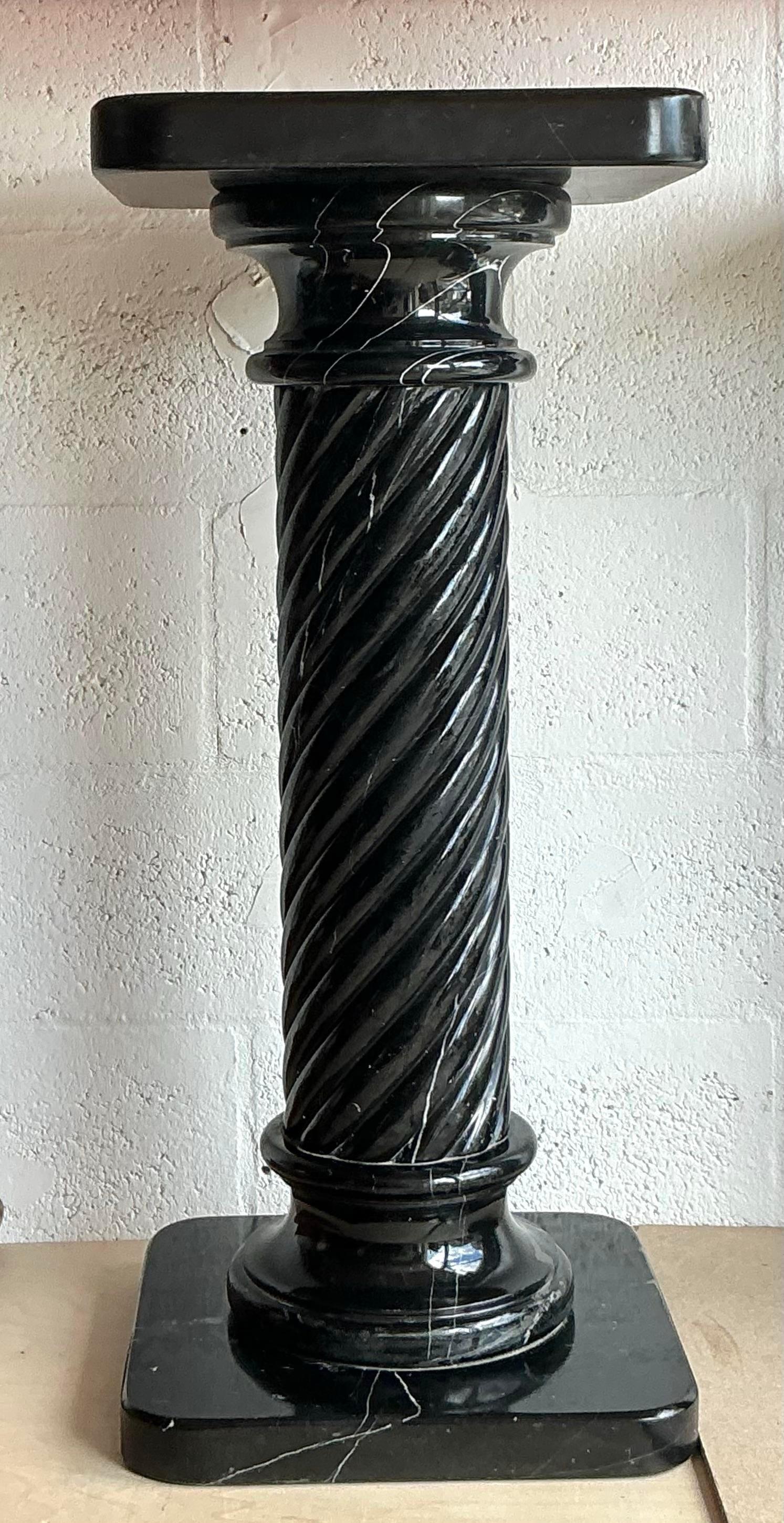 Vintage Italian Carved Black Marble Pedestal (amerikanisch)