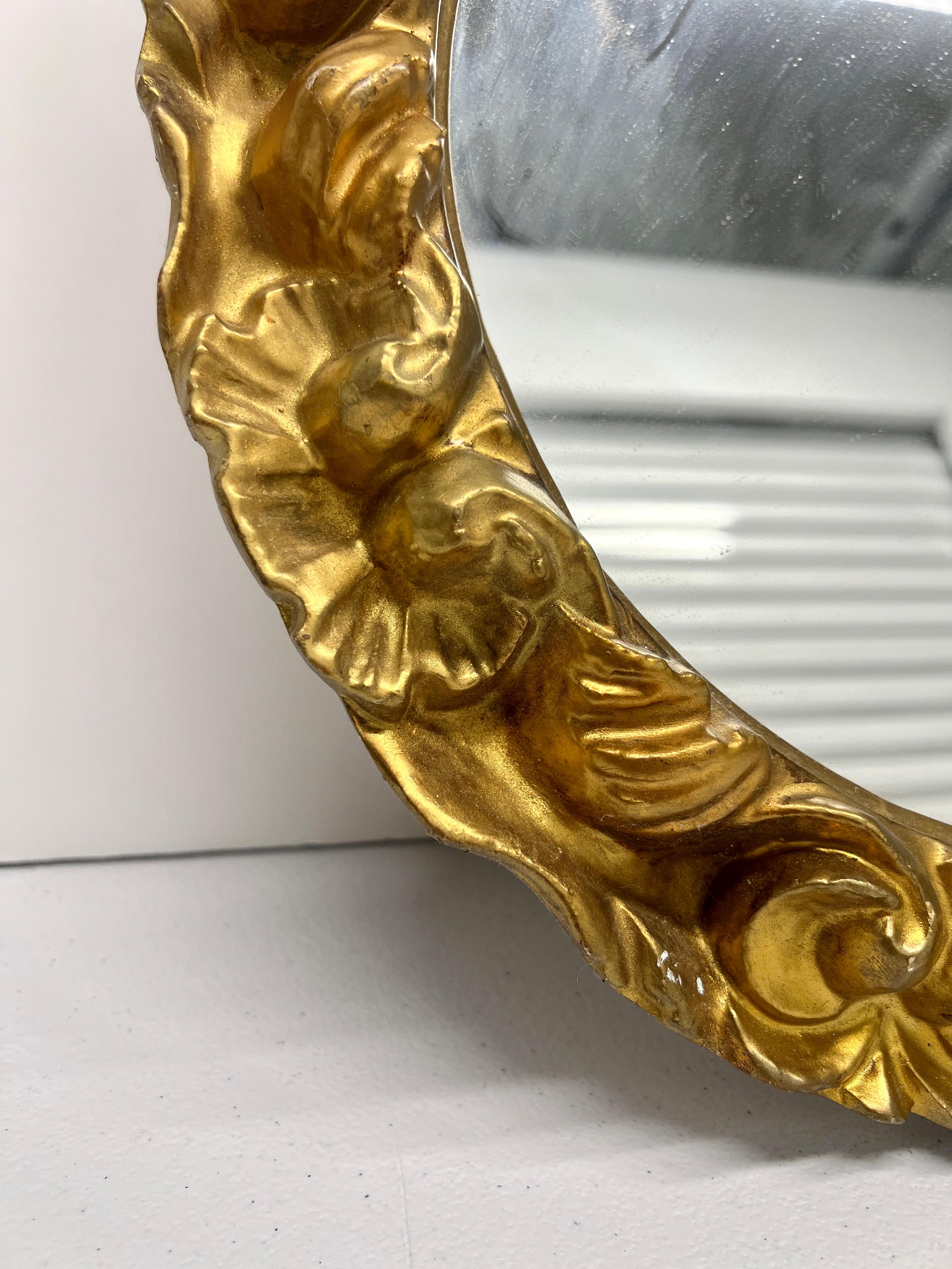 Italiano, circa 1980.

Specchio da parete in legno dorato di buona qualità con conchiglie e volute intagliate sul bordo esterno e specchio piatto. Non segnato. 

Misura 16