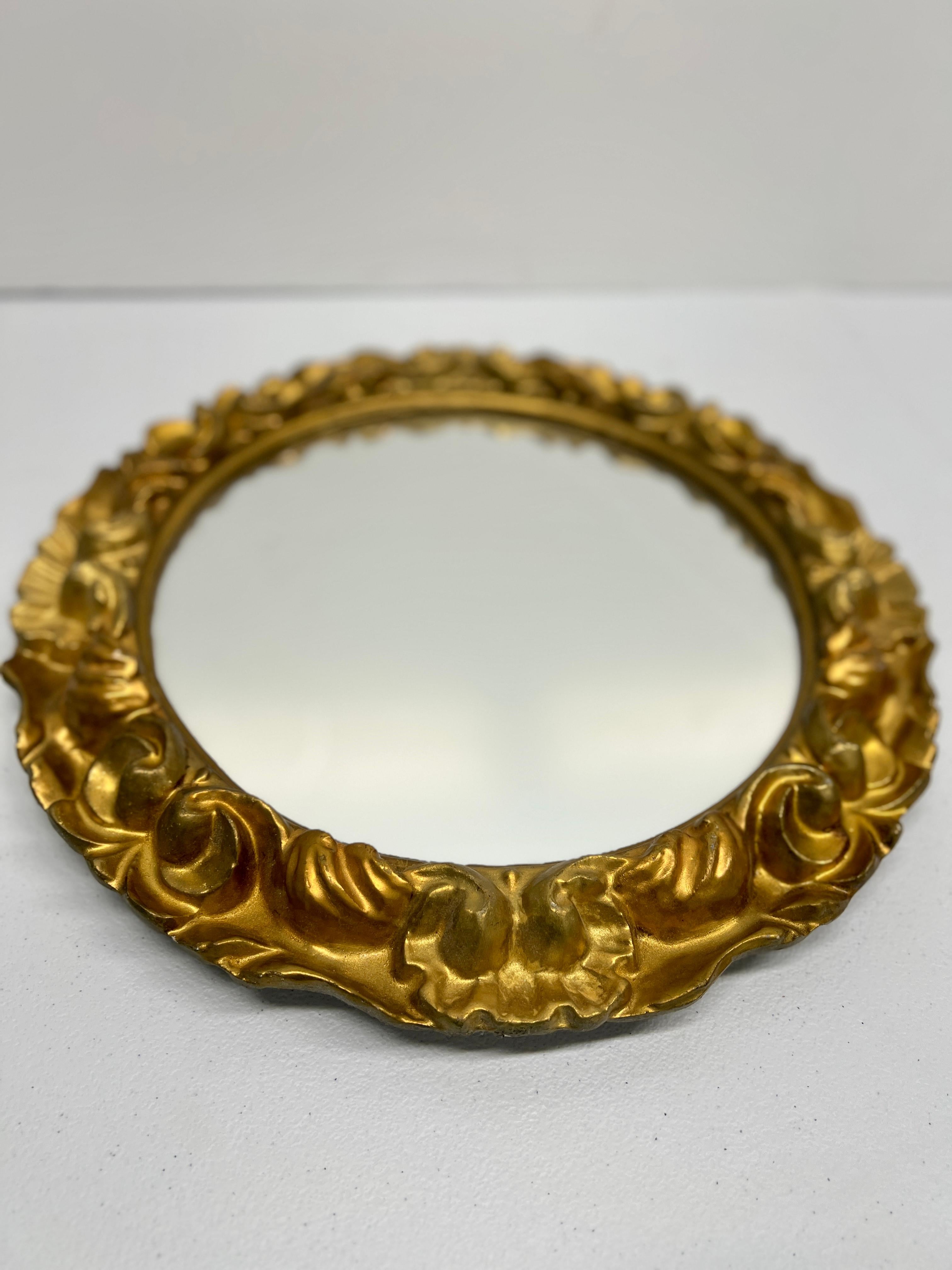 Specchio da parete a conchiglia in legno dorato intagliato italiano d'epoca da 16