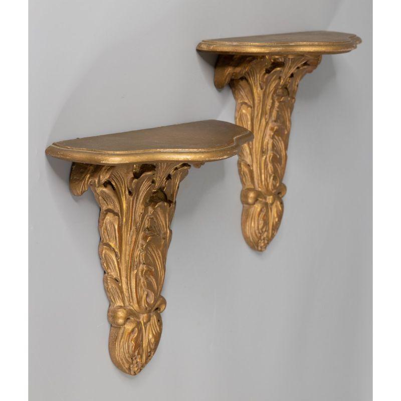 Pair of Vintage Italian Carved Giltwood Acanthus Leaves Brackets In Good Condition In Pearland, TX