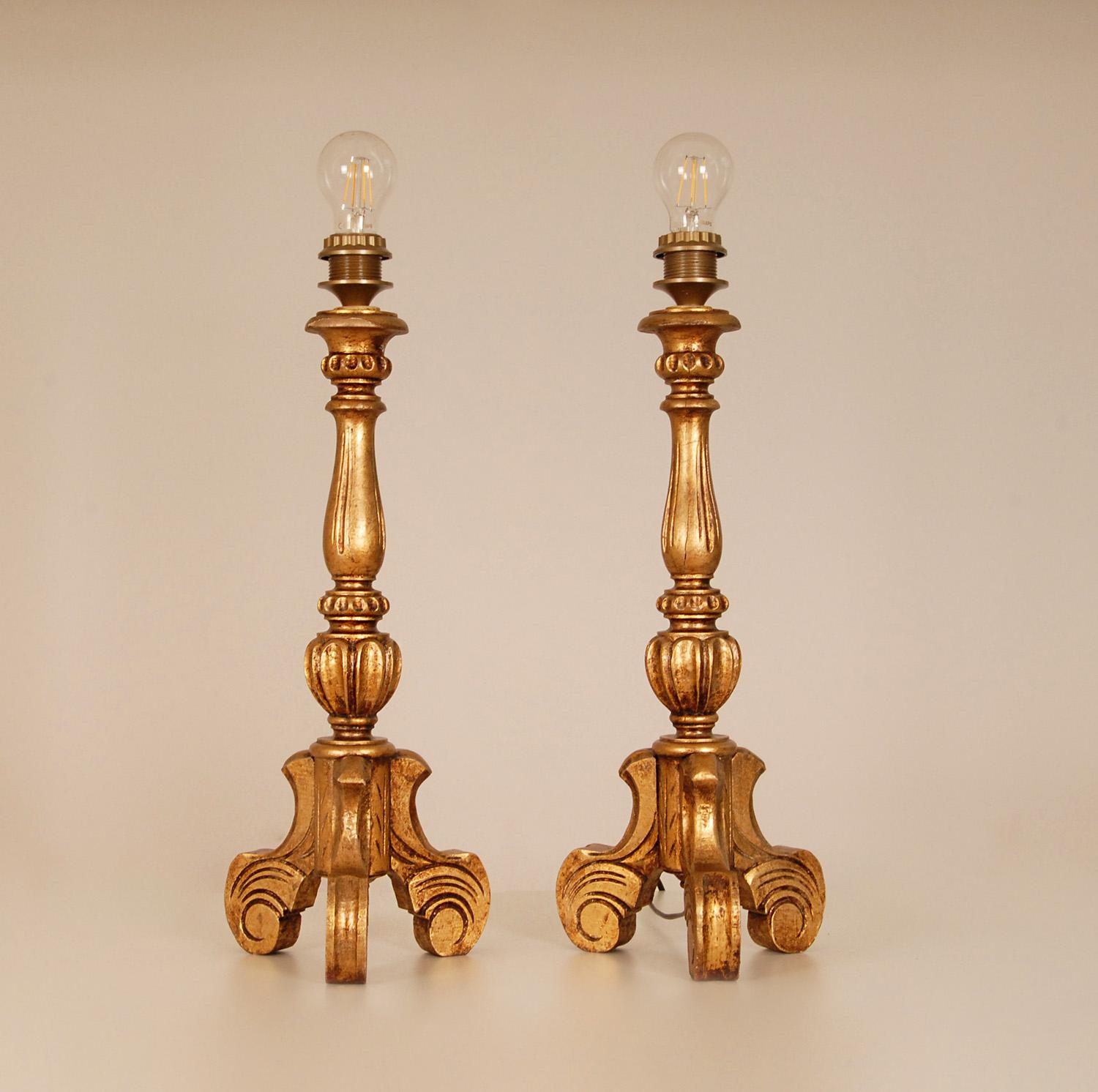 Italienische geschnitzte Vintage-Tischlampen aus vergoldetem Holz im Barockstil, Gold, 1960, Paar (Neobarock) im Angebot