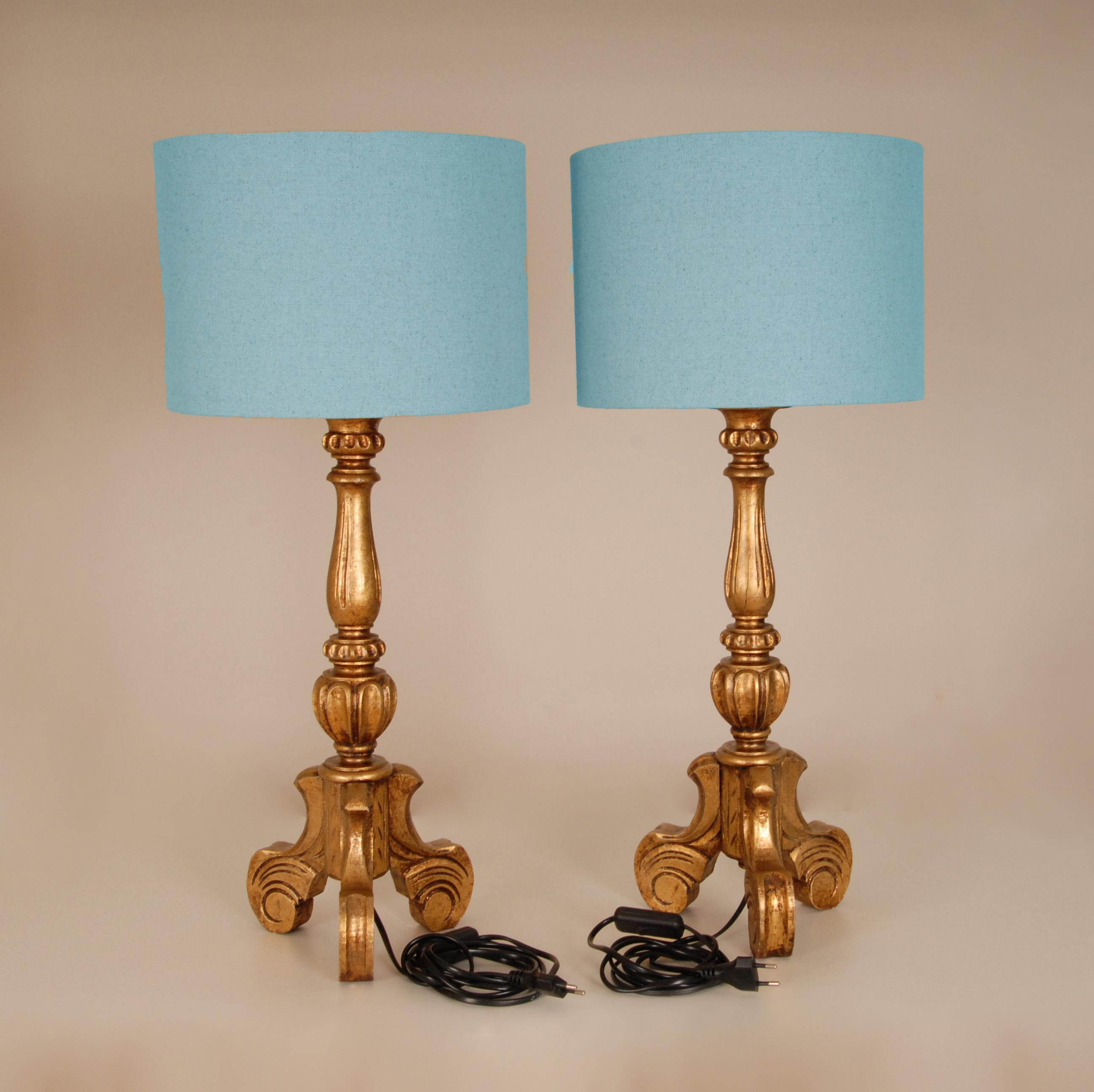 Vintage Italian Giltwood Lampen geschnitzt Altar Kerzenhalter Tischlampen
Stil: Vintage, Barock, Antik, Mitte des Jahrhunderts, Neoklassisch
MATERIAL: Holz, Blattgold
Beschreibung: Wunderschön vergoldetes Holz Barock Stil Tischlampen.
Der Schaft mit