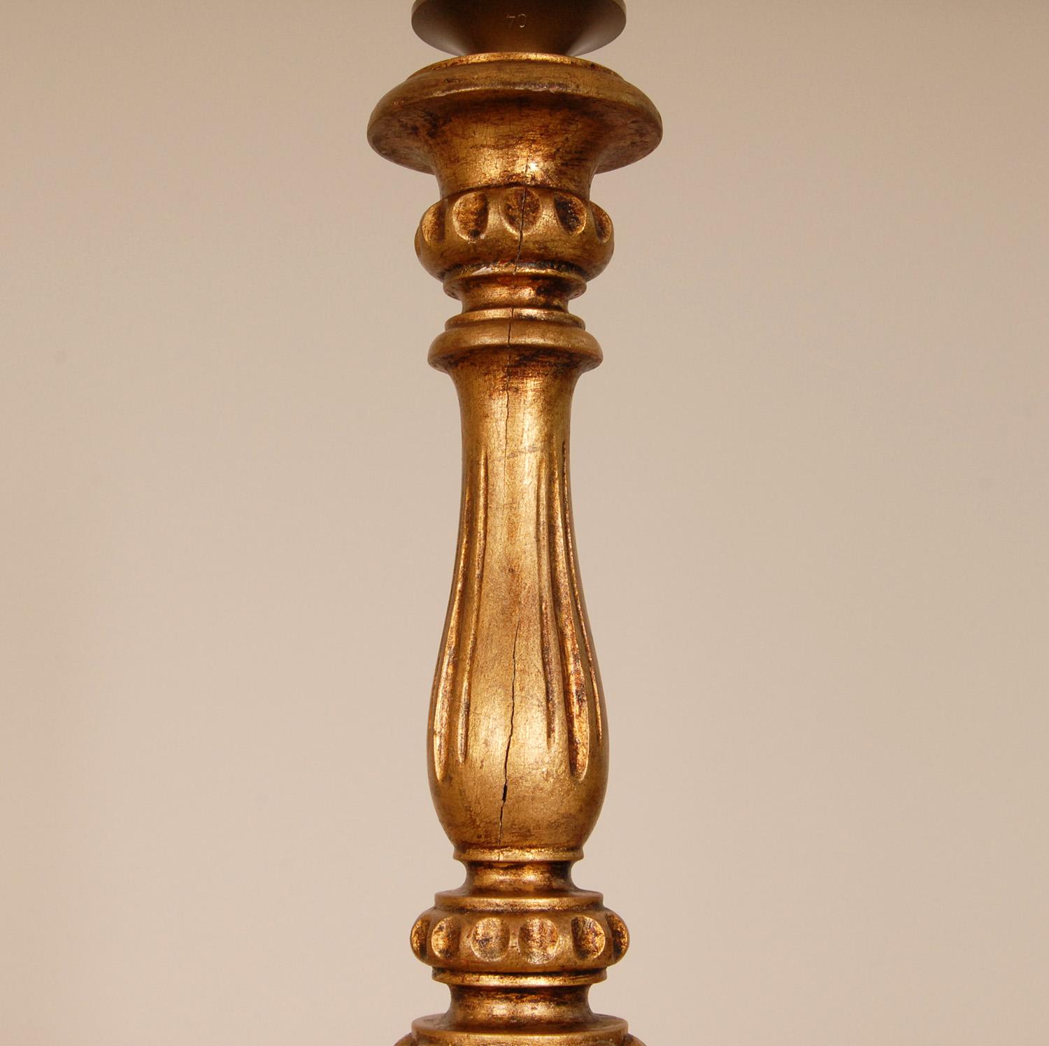 Italienische geschnitzte Vintage-Tischlampen aus vergoldetem Holz im Barockstil, Gold, 1960, Paar (Mitte des 20. Jahrhunderts) im Angebot